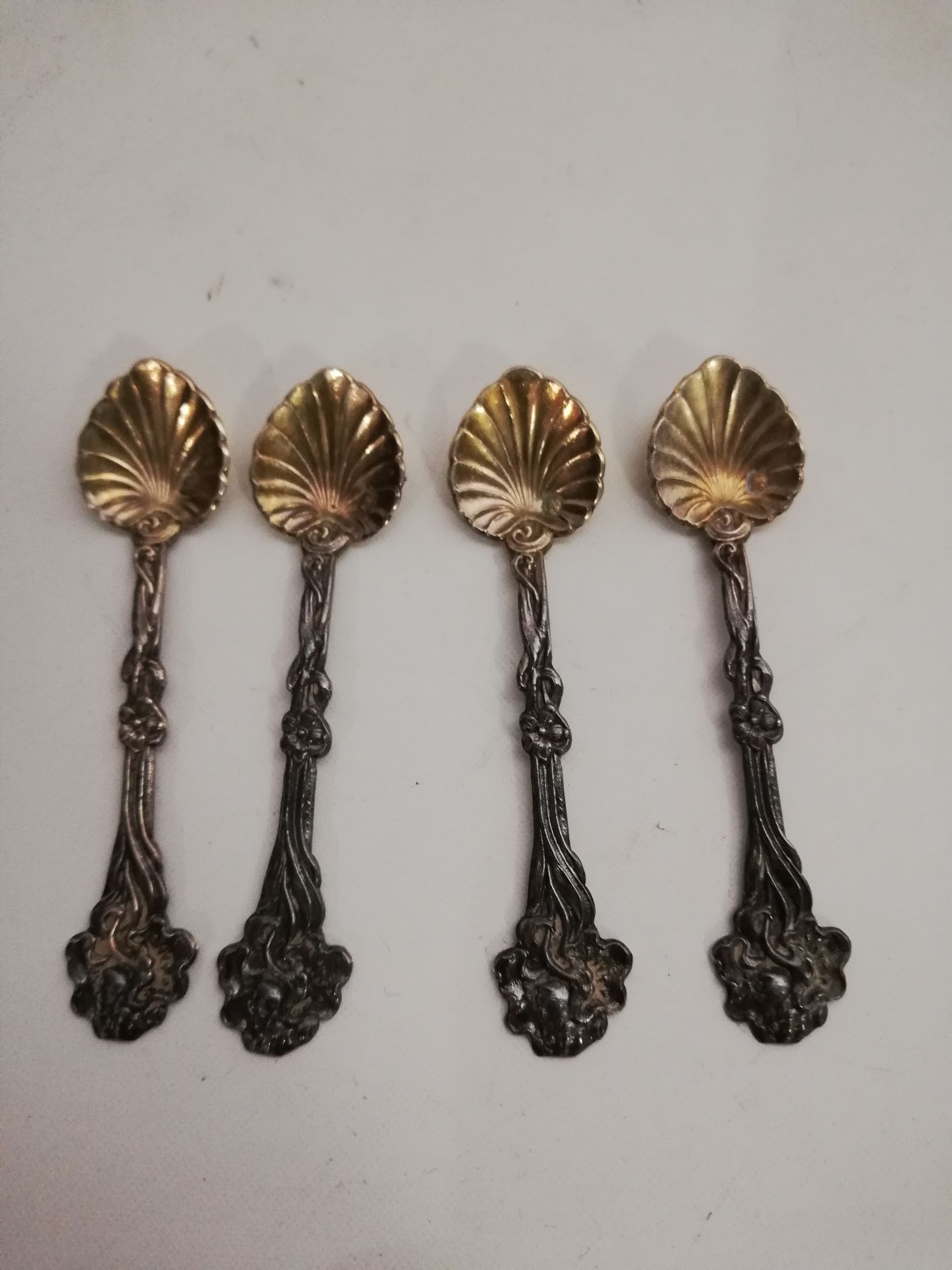 Null Four silver salt spoons, minerva mark, Art Nouveau period, weight 17g
