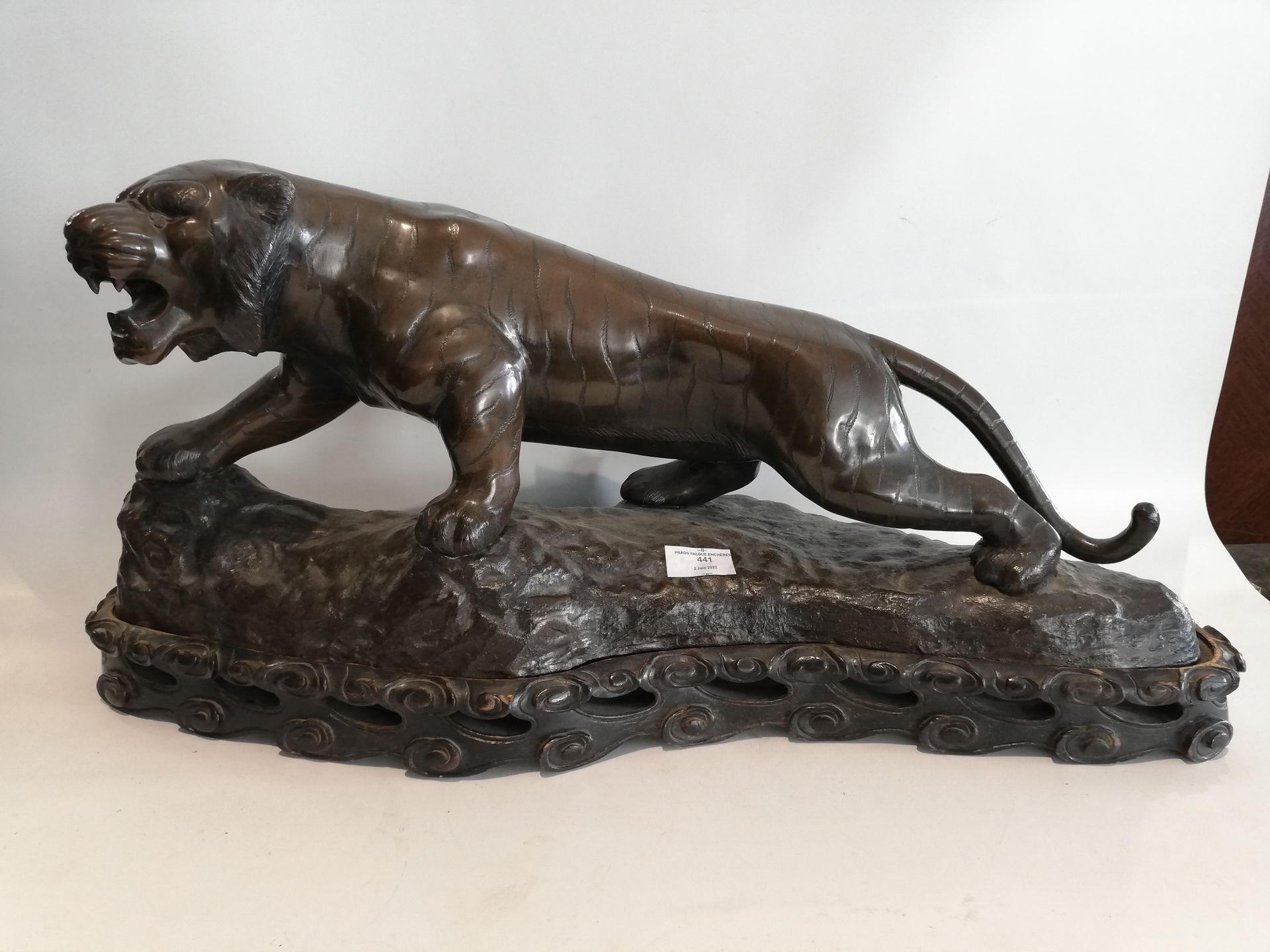 Null Bedeutendes Motiv aus patinierter Bronze, das einen Tiger darstellt. Indoch&hellip;