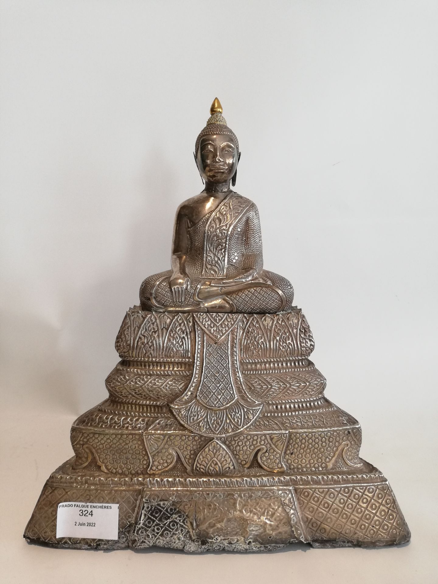 Null Bouddha assis recouvert d’une feuille d’argent. Ht. : 29cm (accidents et ma&hellip;