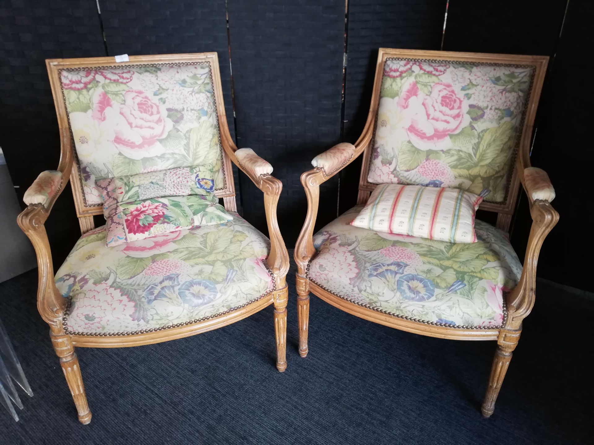 Null Pair of armchairs in molded and carved natural wood resting on four tapered&hellip;