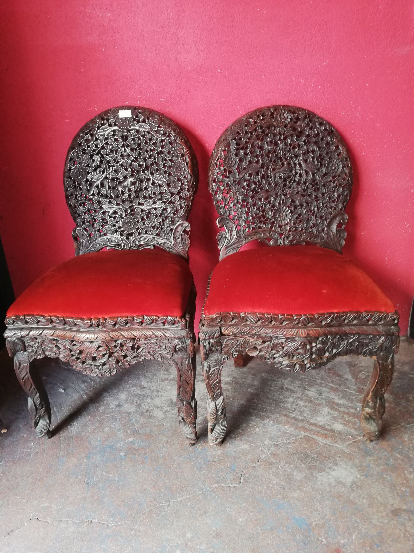 Null Pair of chairs in exotic wood richly carved, the back decorated with birds &hellip;