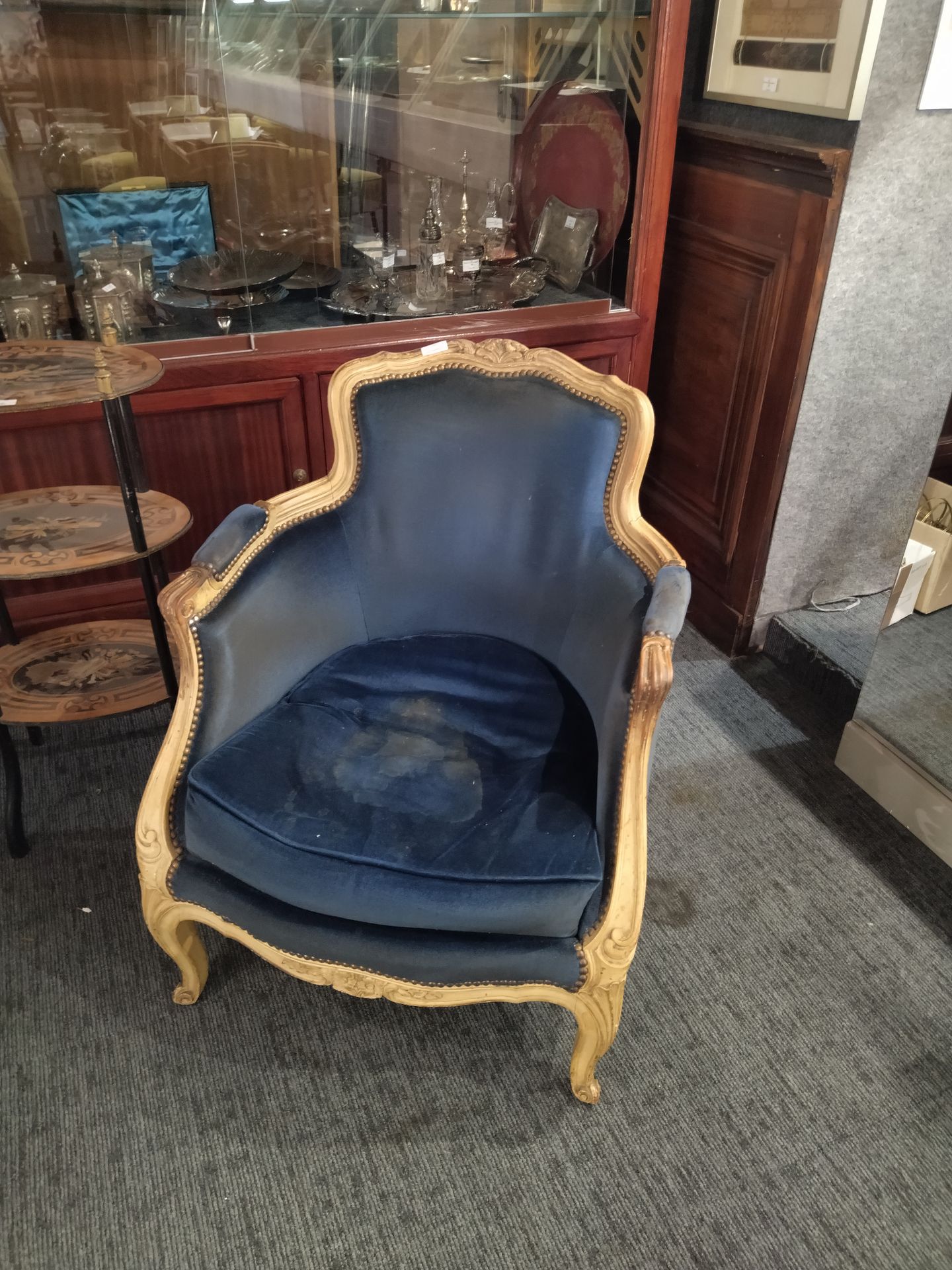 Null 路易十五风格的模制、雕刻和涂漆的木质扶手椅，20世纪，织物损坏并有污渍