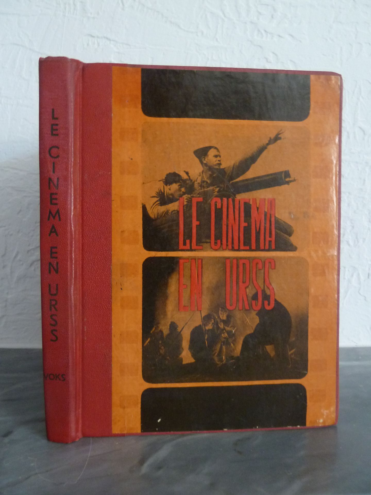 Null AROSEFF, A. (导演): 苏联的电影。莫斯科：Voks，1936年。一卷四开，红色半珀尔帖，书脊上有出版商的插图板。这部罕见的俄罗斯电影史的&hellip;
