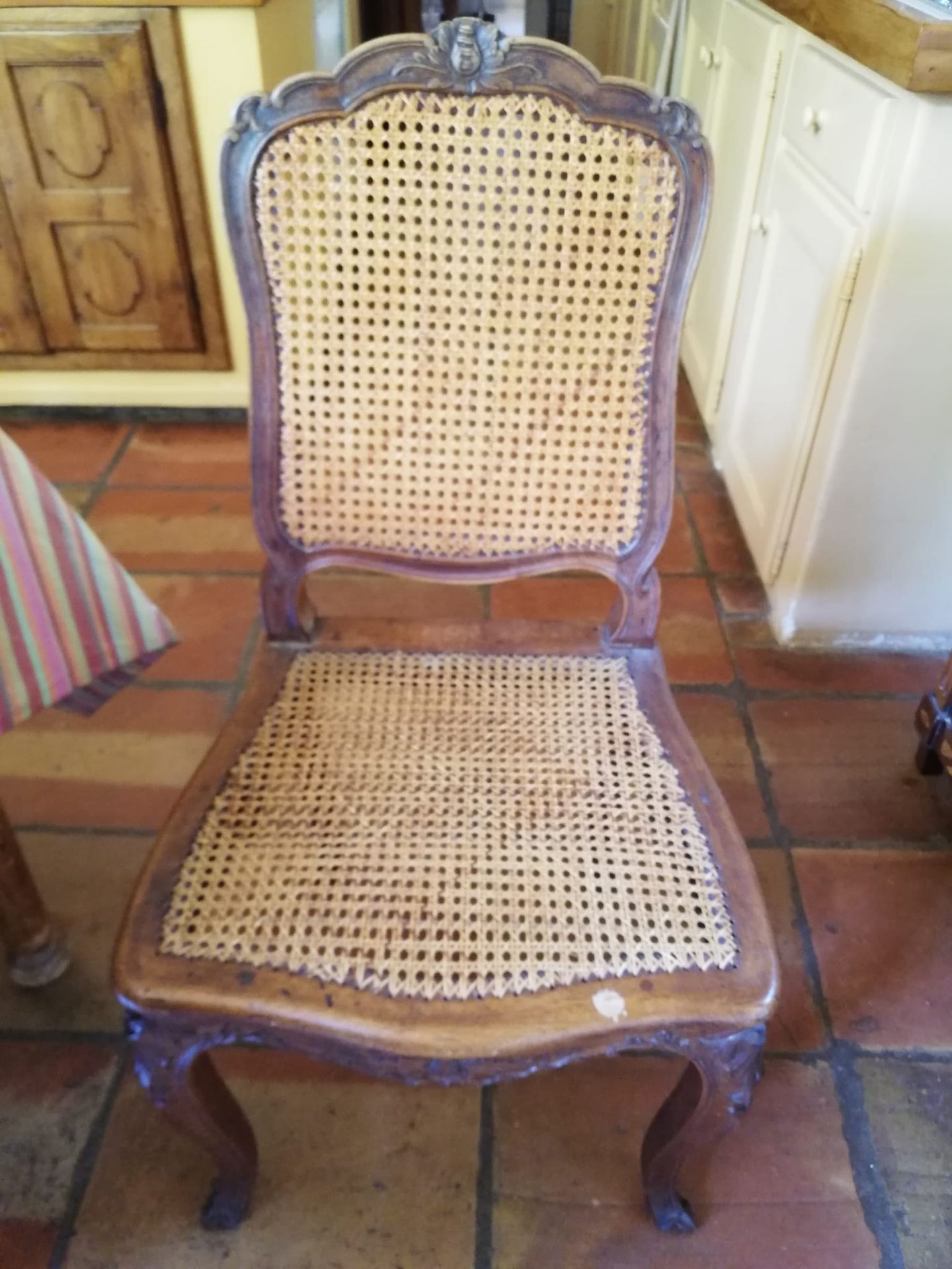 Null 八套模制和雕刻的天然木椅。椅背和座椅上有藤条。路易十五时期（事故到杖刑）。
