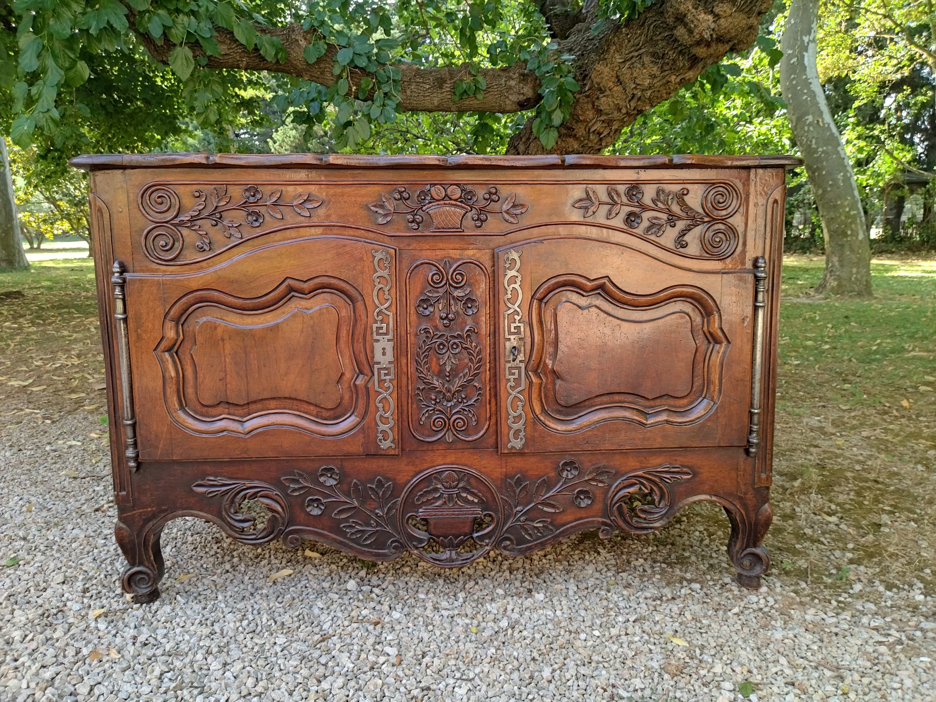 Null Very beautiful walnut buffet richly molded and carved opening with two door&hellip;