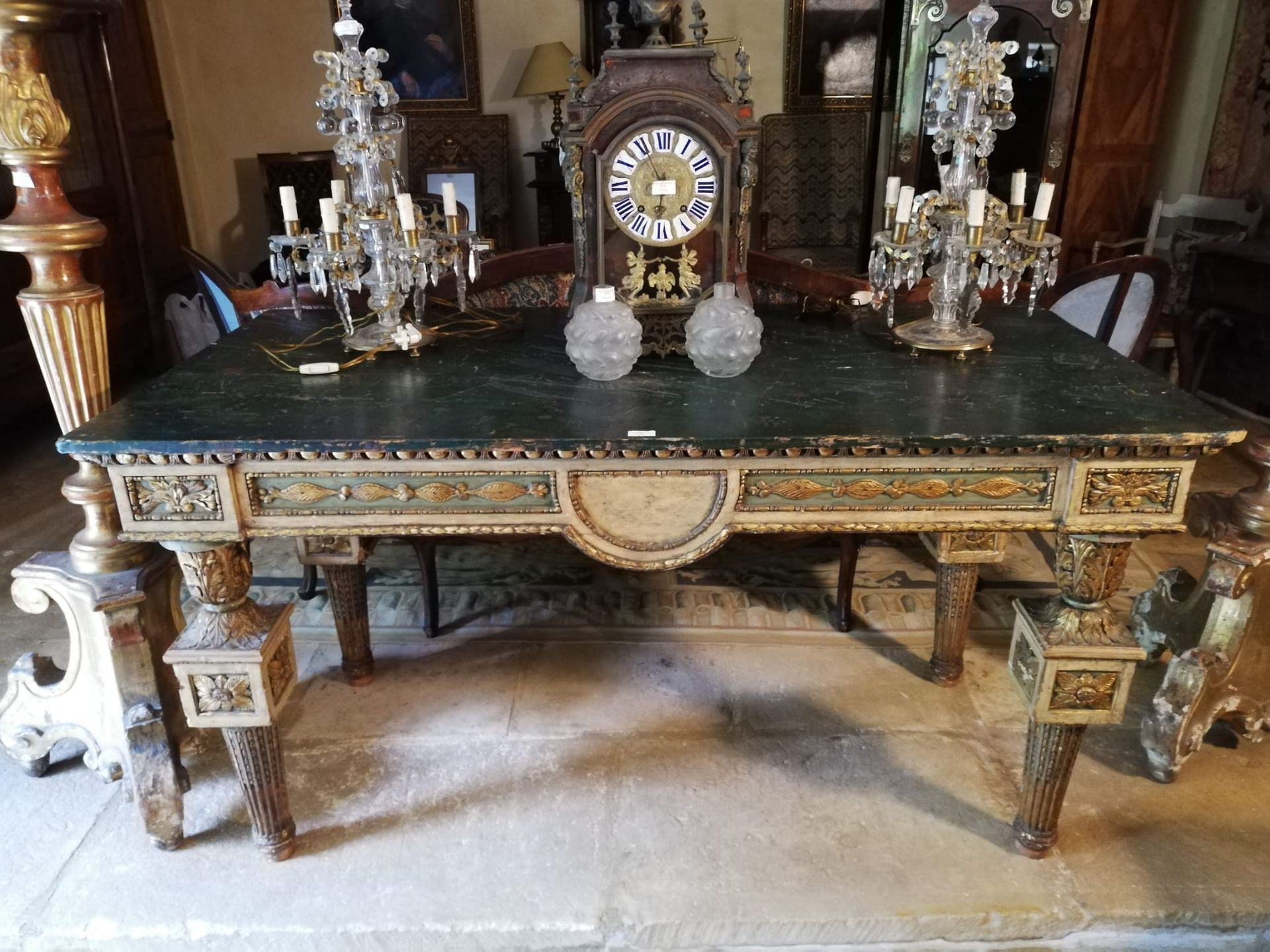 Null Grande tavolo centrale in legno modanato, intagliato, dorato e dipinto su q&hellip;