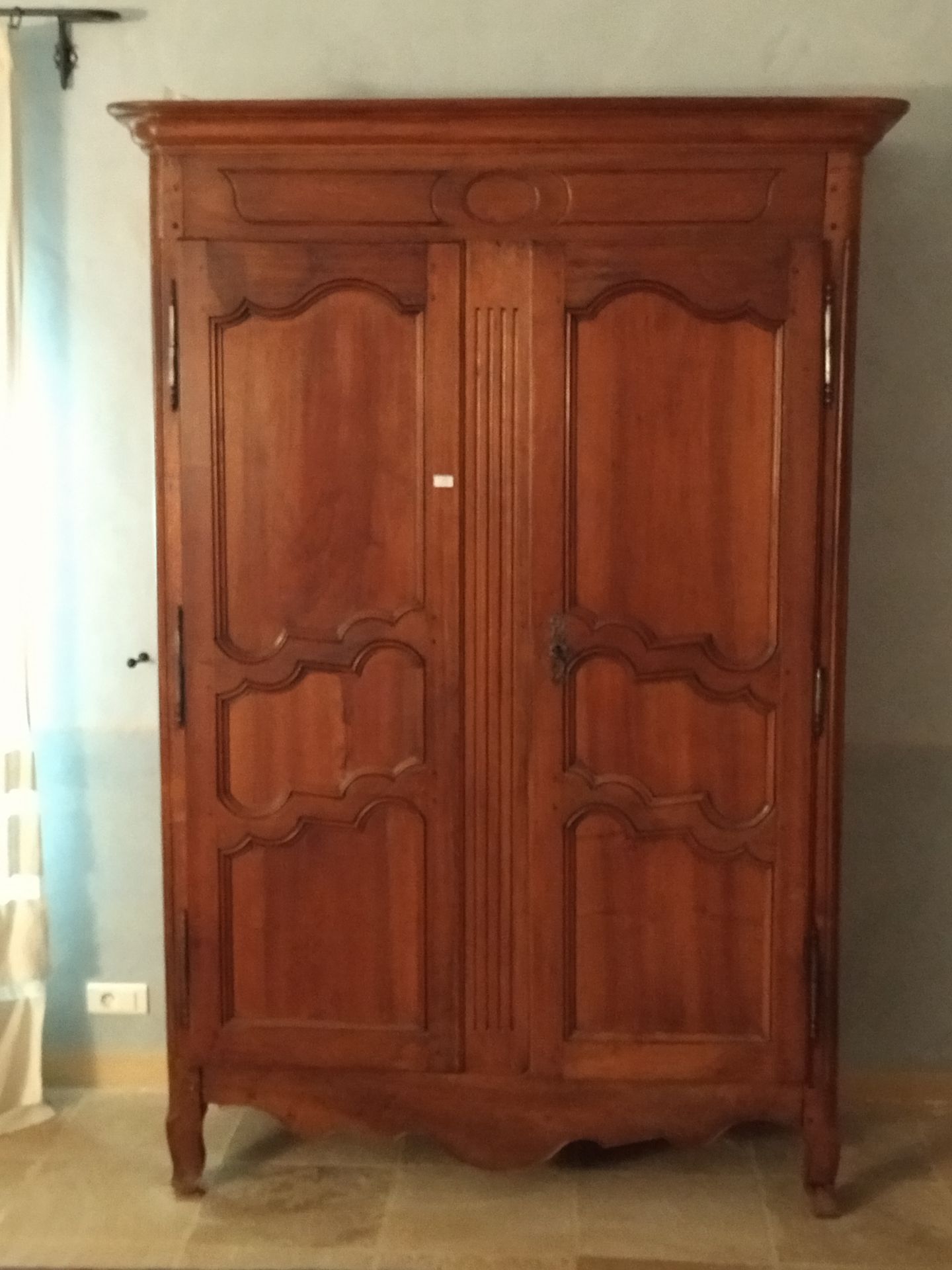 Null Armario de madera natural con dos puertas. Siglo XVIII. (234x155x65cm)