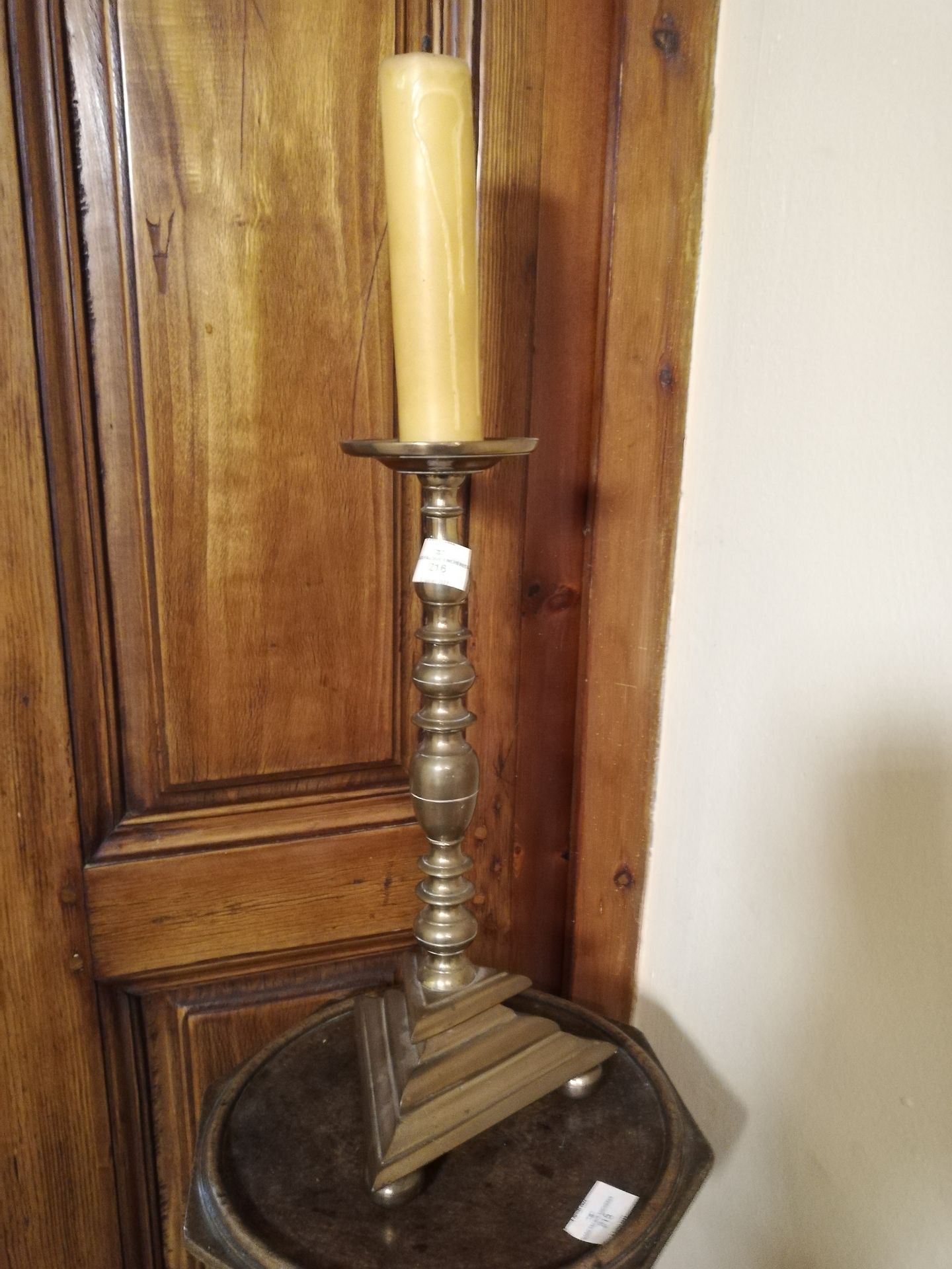 Null 青铜蜡烛棒，三角形的底座放在三个小球上。第十七期。高度：44厘米