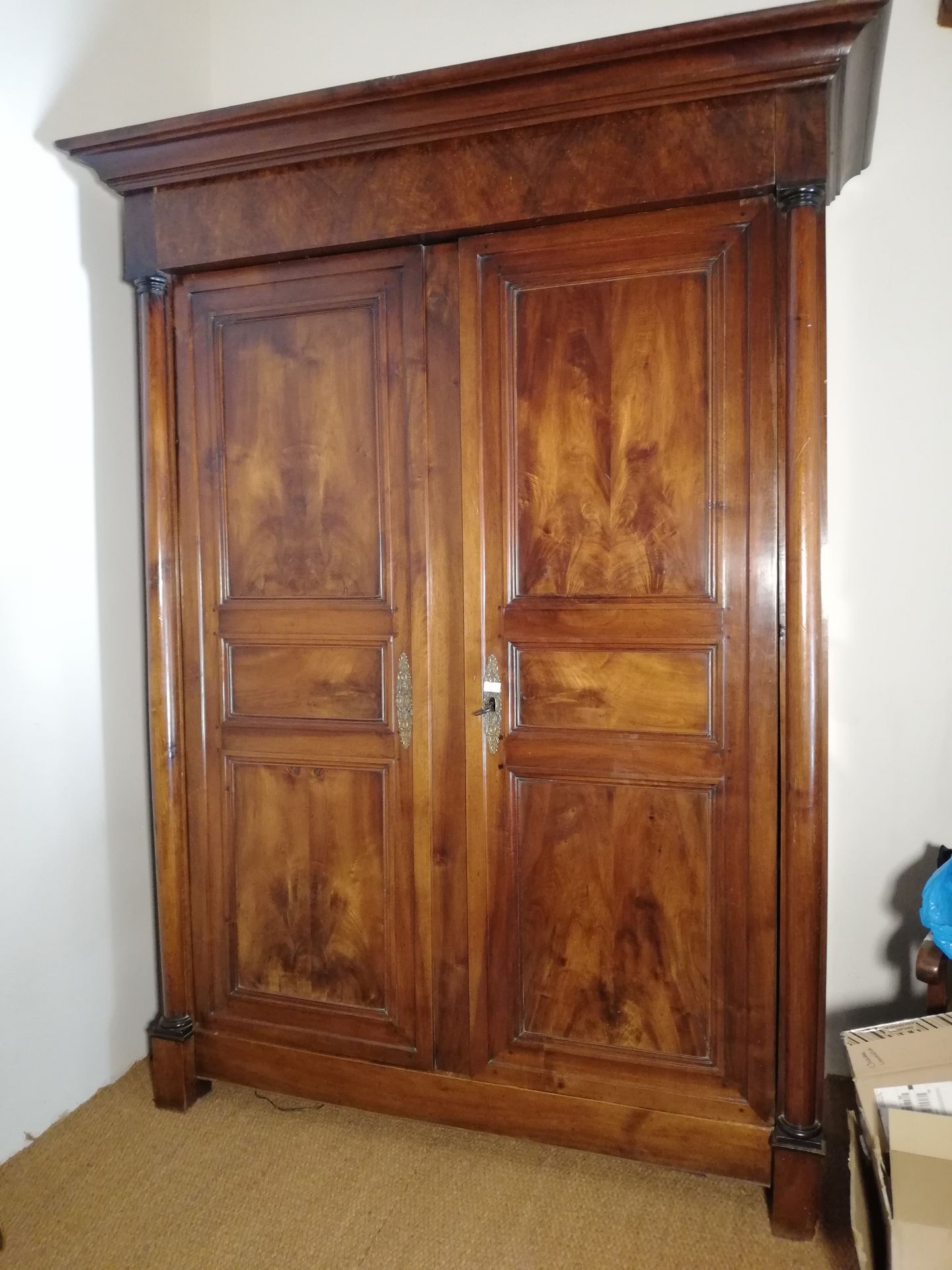 Null Armoire en noyer mouluré à colonnes engagées. Epoque Empire. 230x157x69cm