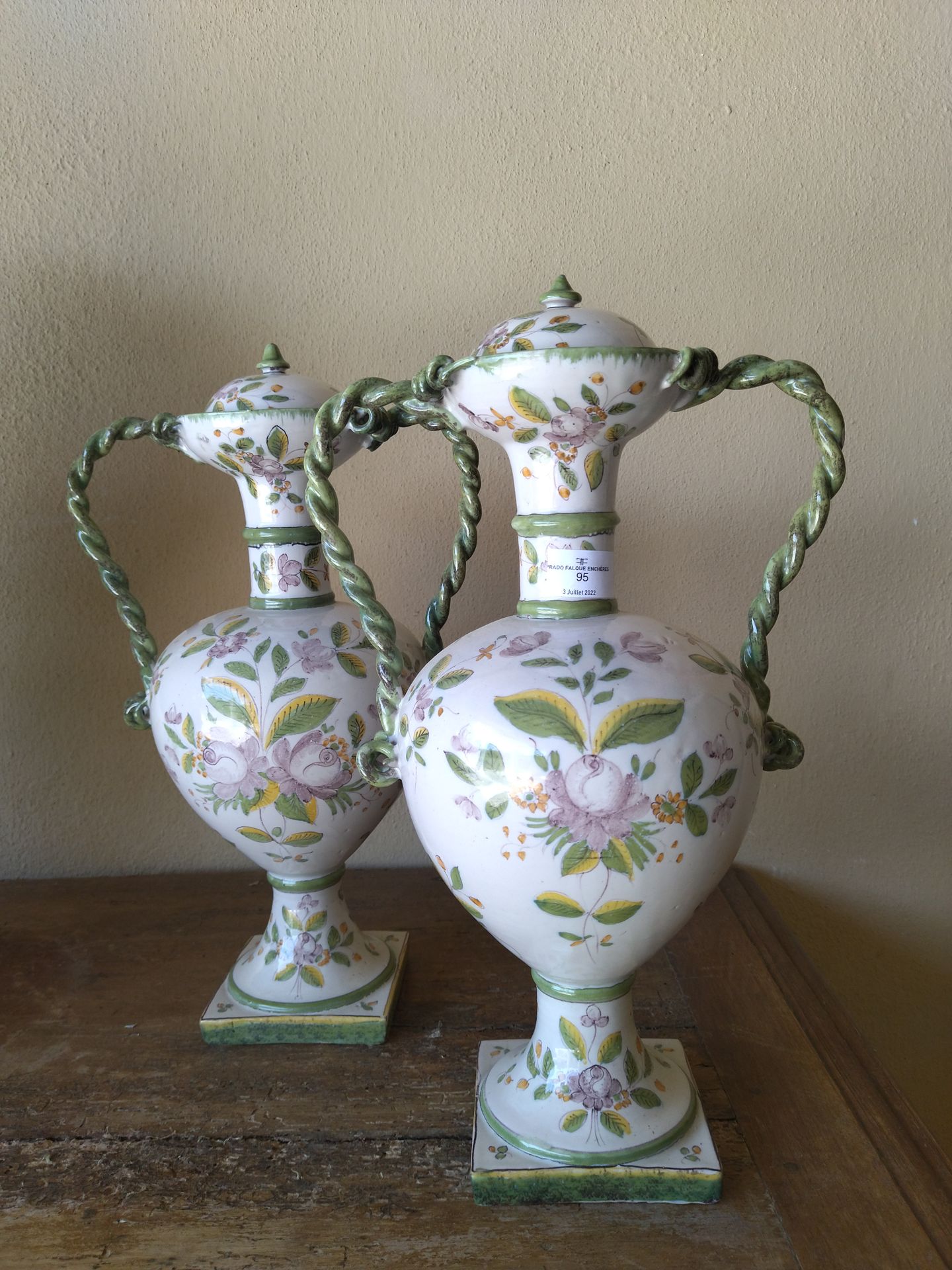 Null 一对有盖花瓶，底座上有两个扭曲的把手，多色陶器，装饰有花。意大利作品XX°。高度：42厘米