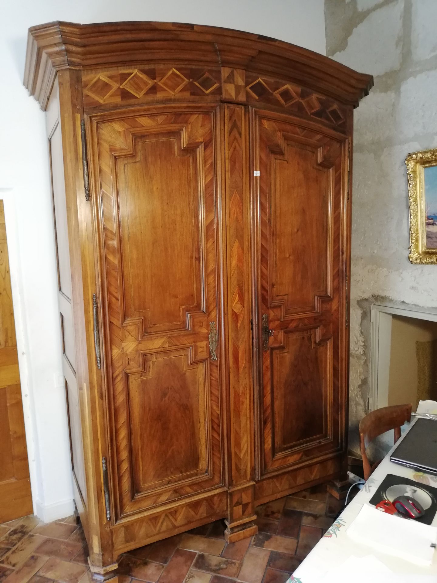 Null 重要的胡桃木和镶嵌木柜开口，有两个拱形的门。可能是在法国东部制造的。18世纪。254x176x69厘米