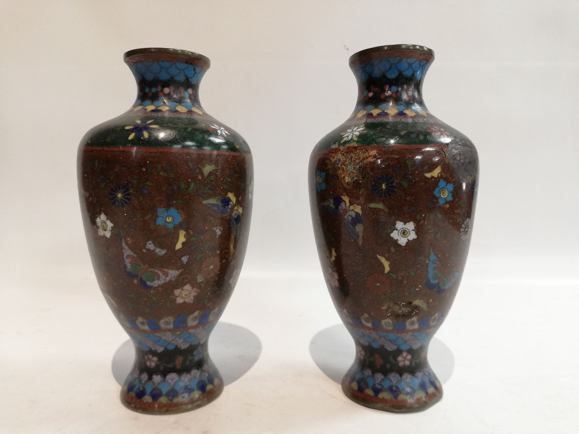 Null JAPAN, ein Paar kleine balusterförmige Vasen aus Cloisonné-Emaille mit eine&hellip;