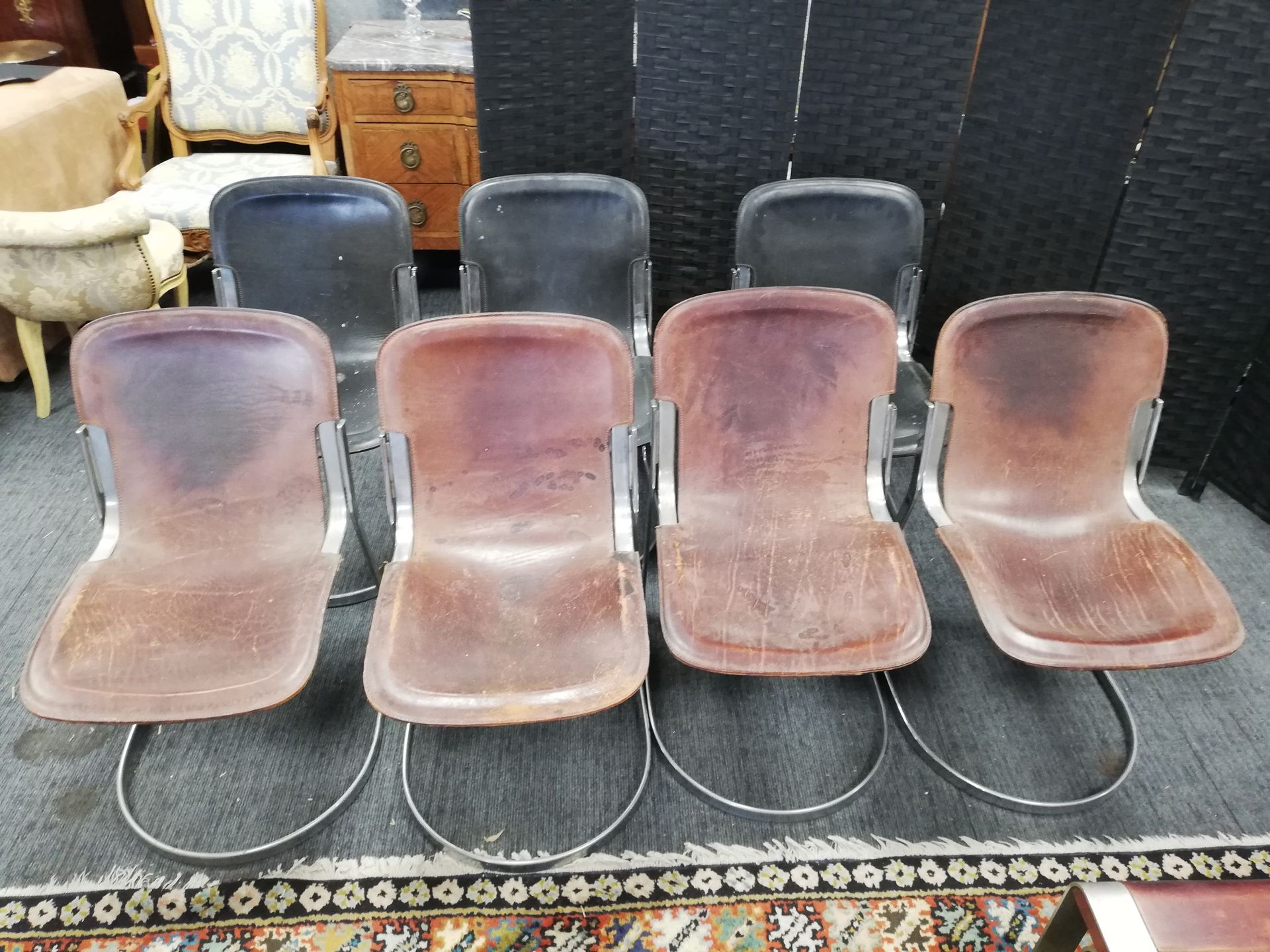 Null 
CIDUE (attr. À), 7 Stühle aus verchromtem Metall und Leder (4 aus braunem &hellip;