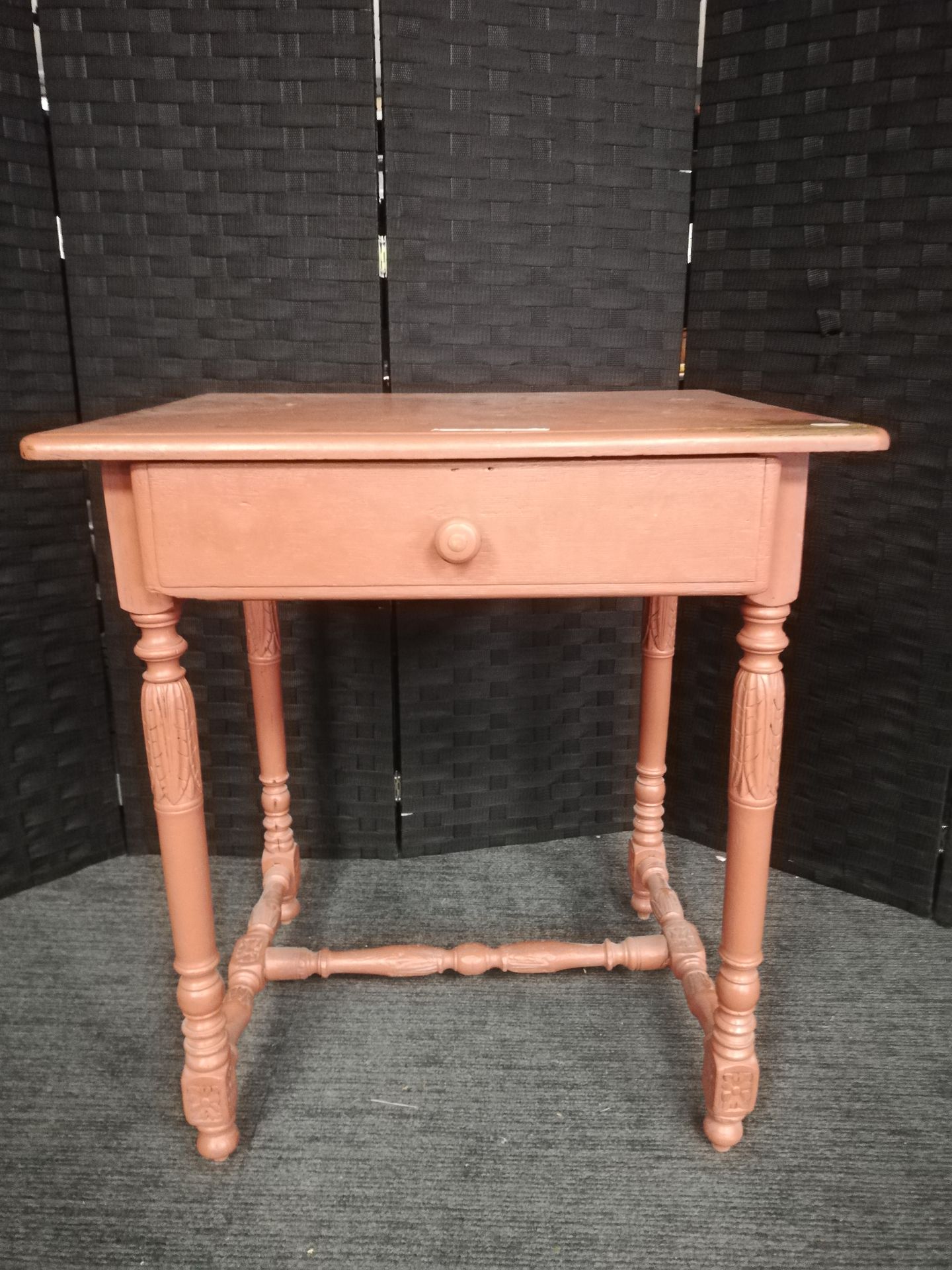 Null 一张小的车削和涂漆的木质书桌，腰部开有一个抽屉，放在由支杆连接的四条腿上，67x60x50厘米。18世纪。(修复和缺失的部分)。