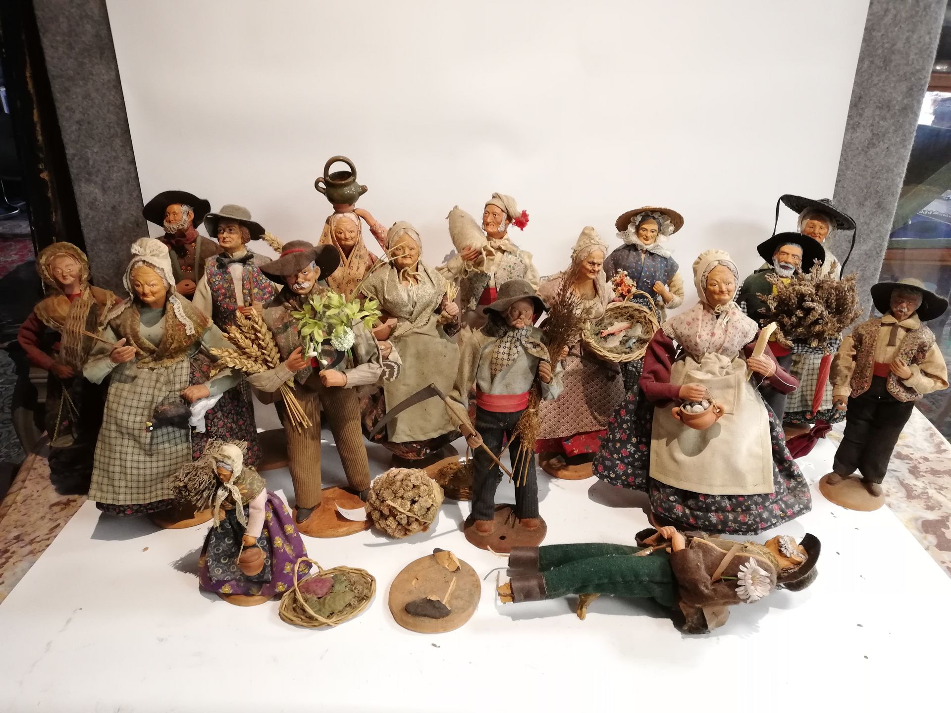 Null 
Strong lot of Provencal santons dressed mainly Jouglas, Chave in Aubagne, &hellip;