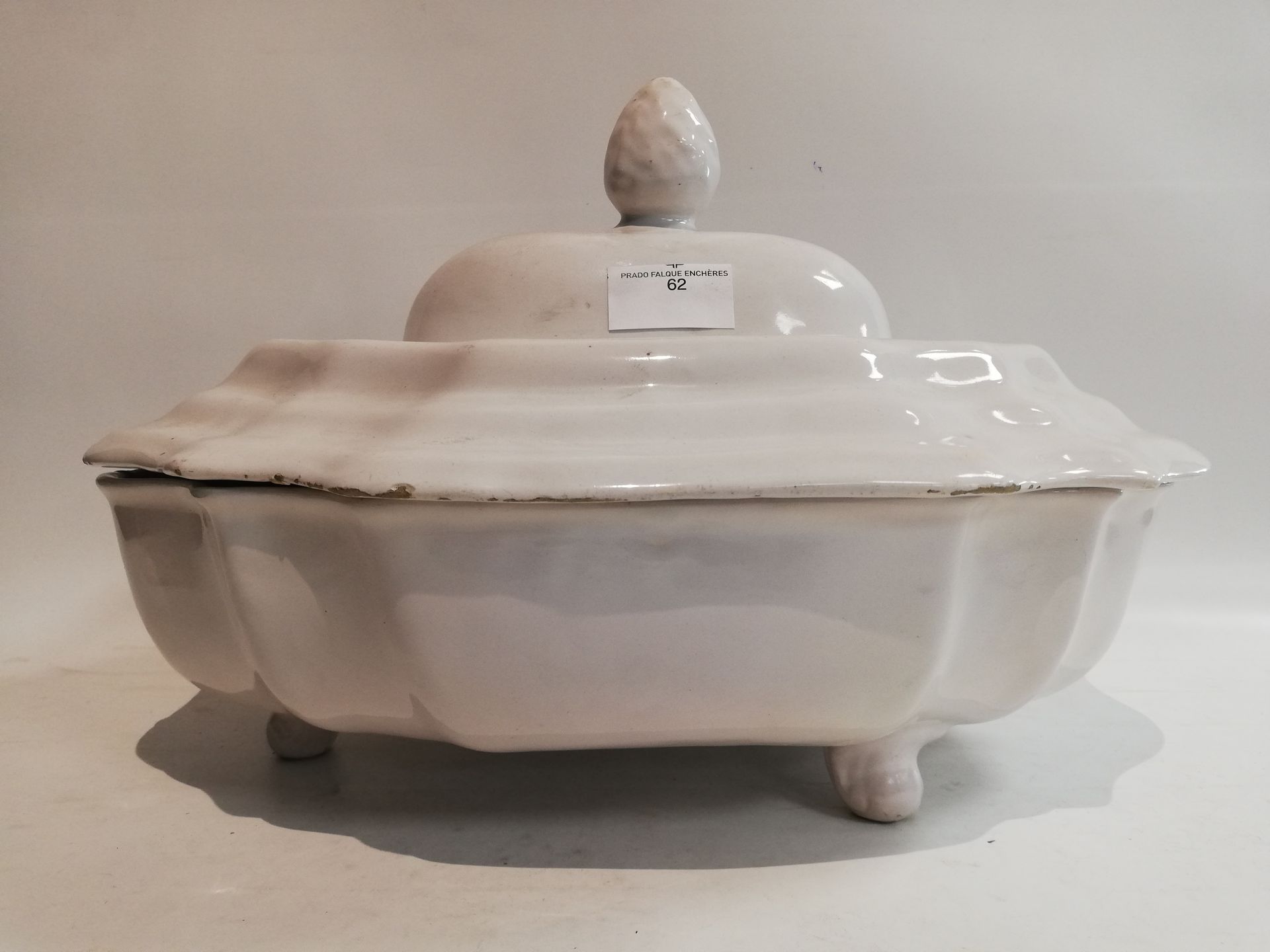 Null 18世纪风格的白色陶器汤杯，19世纪末穆斯蒂尔，24x35x26厘米