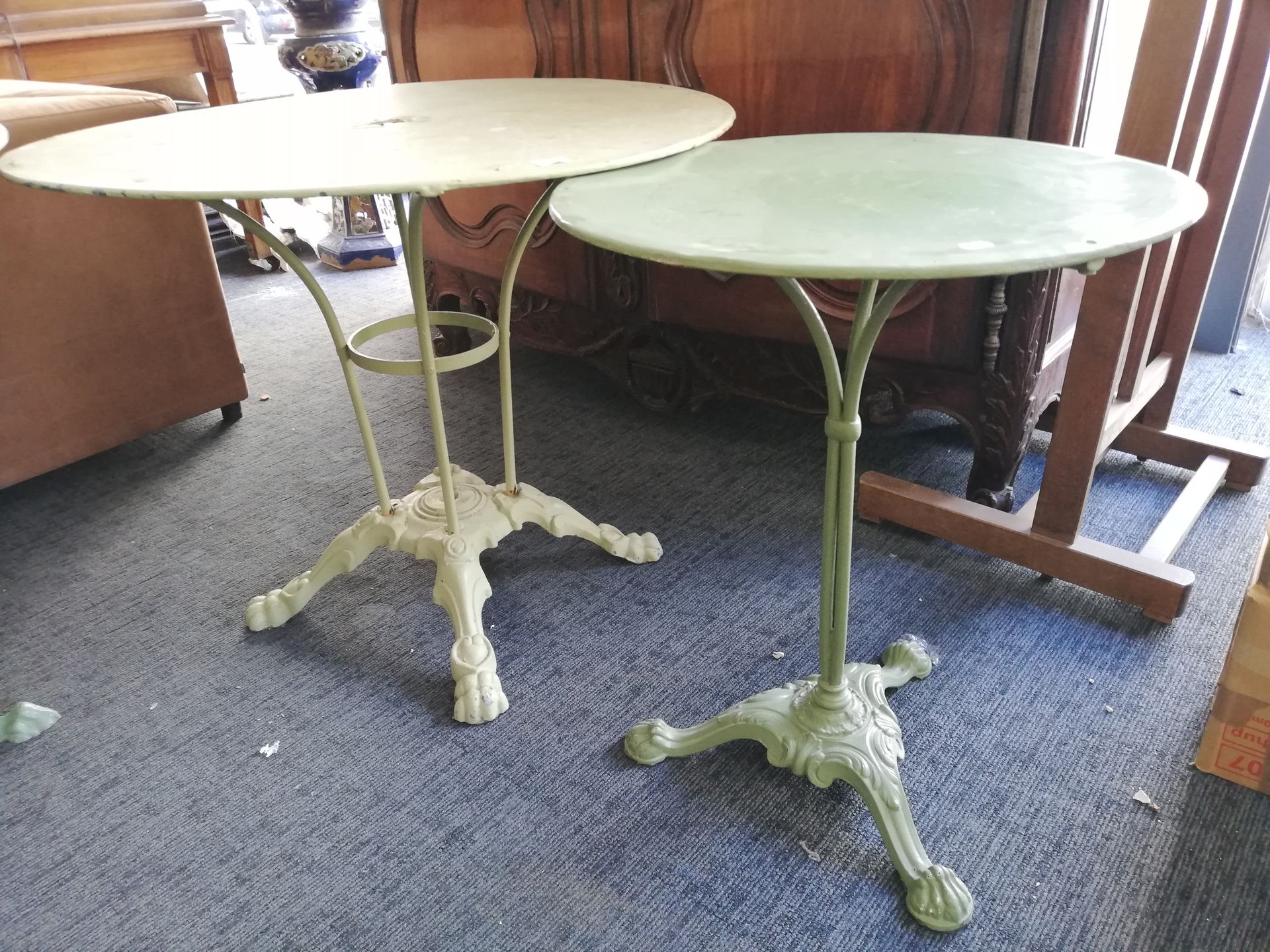 Null 绿色漆面金属圆形花园桌。高度：72厘米，直径：88厘米（氧化和轻微事故）；附有一个涂漆的金属基座桌。高度：70厘米 直径：54.5厘米。