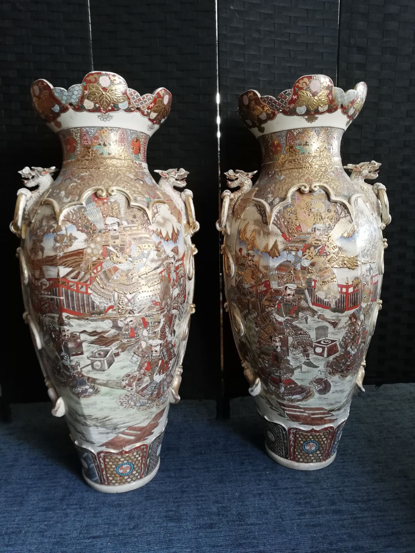 Importante paire de vases en faïence de Satsuma à décor de guerriers et scène de&hellip;