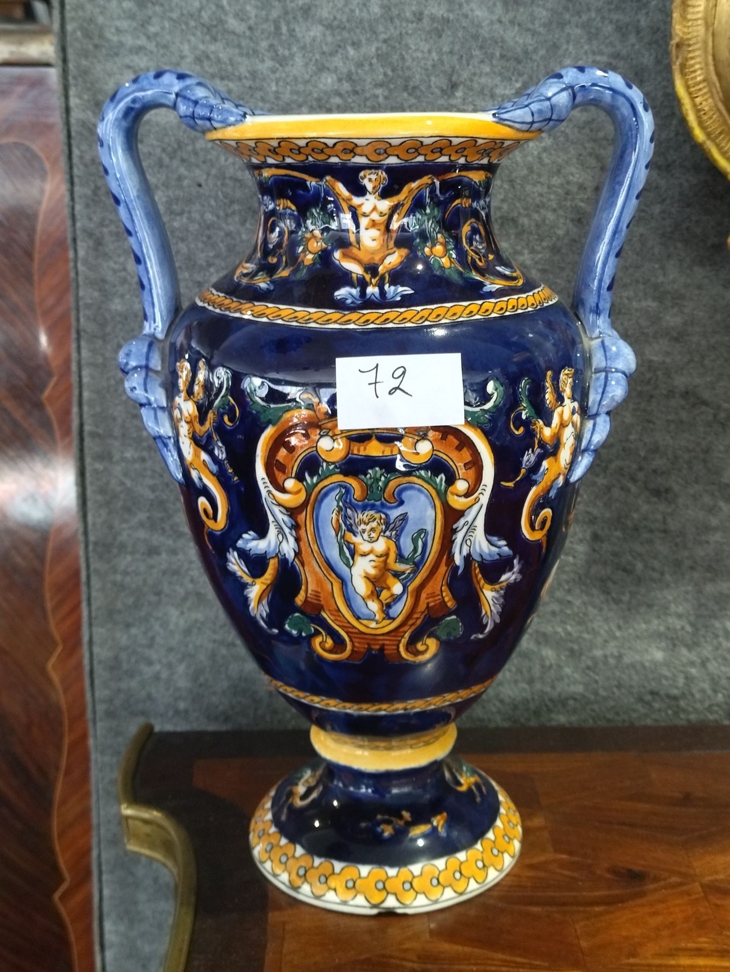 Null 吉恩：一个多色陶制阳台花瓶，有两个把手，蓝色背景上有文艺复兴时期的装饰（鞋跟上有一个缺口）。高度：28厘米