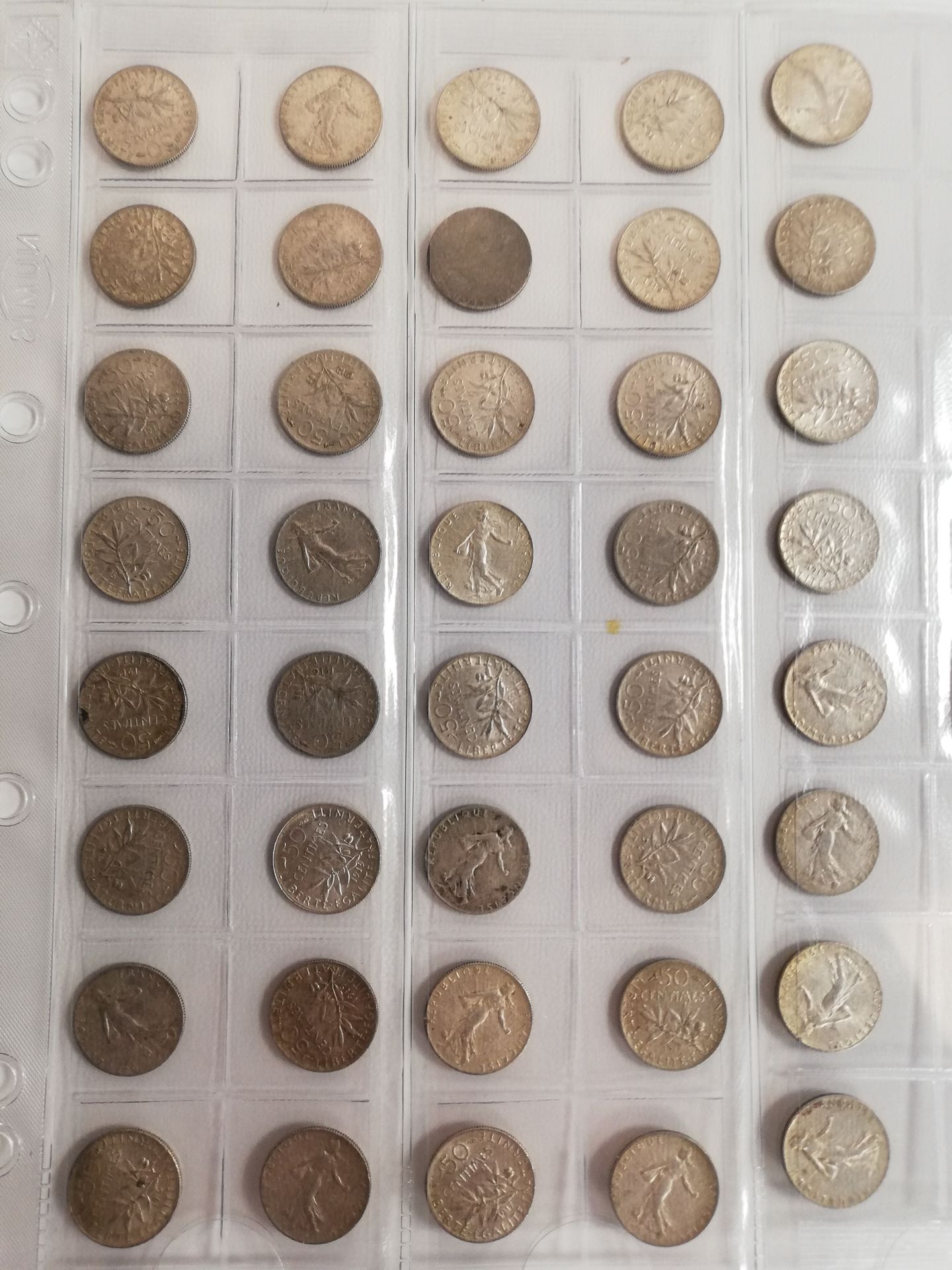 Null Lot von 45 silbernen 50-Cent-Münzen
