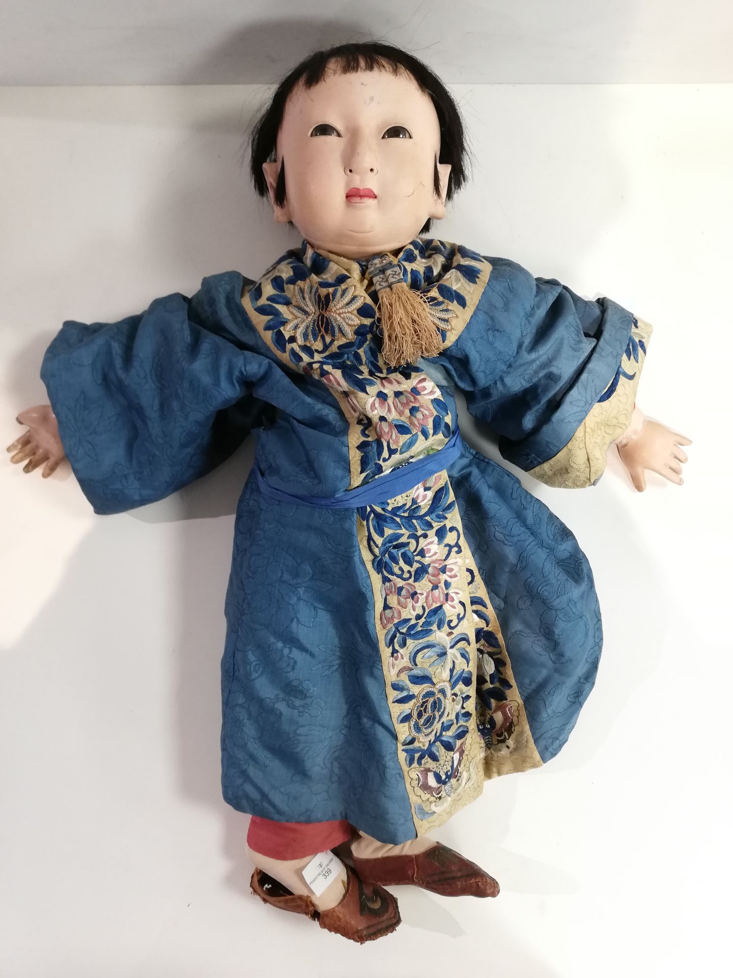 Null 有趣的中国传统娃娃（男孩），头部为构图，身体为纸板，穿着丝绸和刺绣的服装。(手指受损)，硫磺眼。大号：60厘米