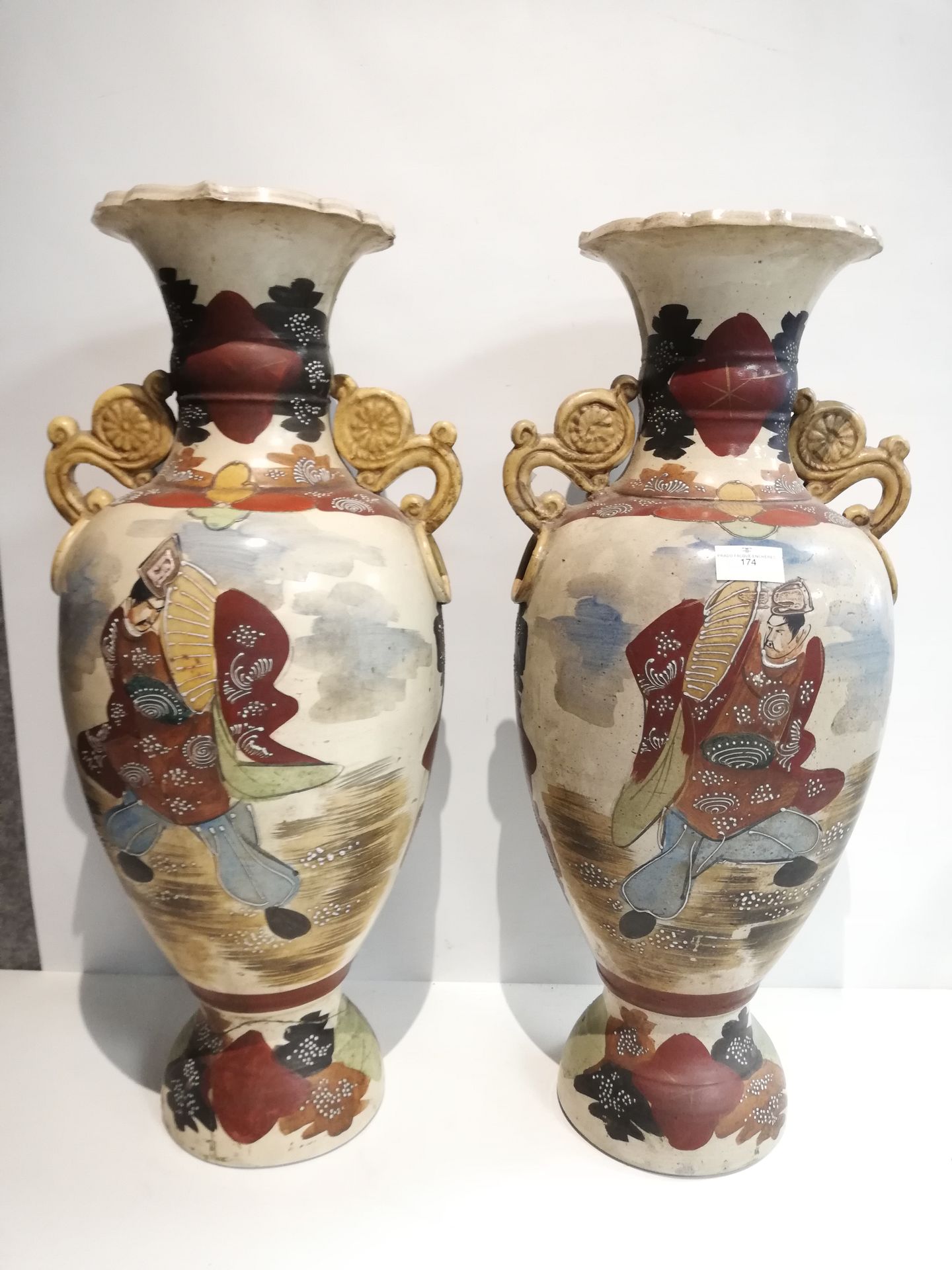 Null 一对萨摩陶器花瓶，装饰有武士，其中一个损坏并粘在底部，下面有签名，高62厘米