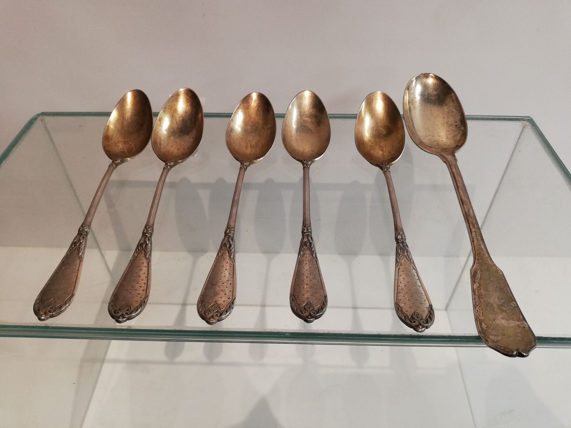 Null Five small silver spoons, spoon in vermeil, minerve mark. Weight : 90gr. We&hellip;