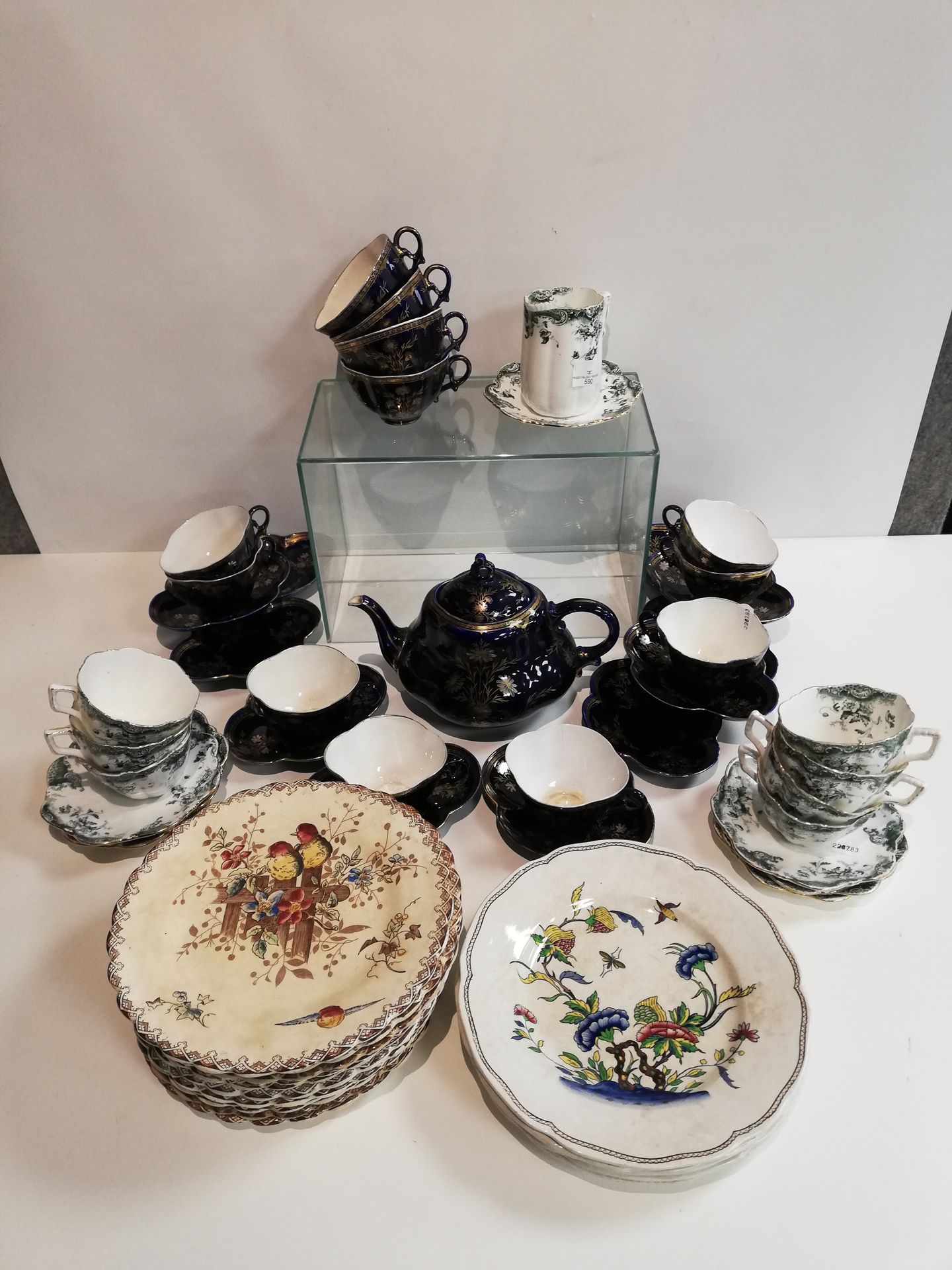 Null 一件强大的辉石拍品，包括：一个Sarreguemines辉石茶具的一部分（一个破裂的茶壶，10个杯子和茶托），一个英国辉石茶具的一部分（7个杯子和茶托&hellip;
