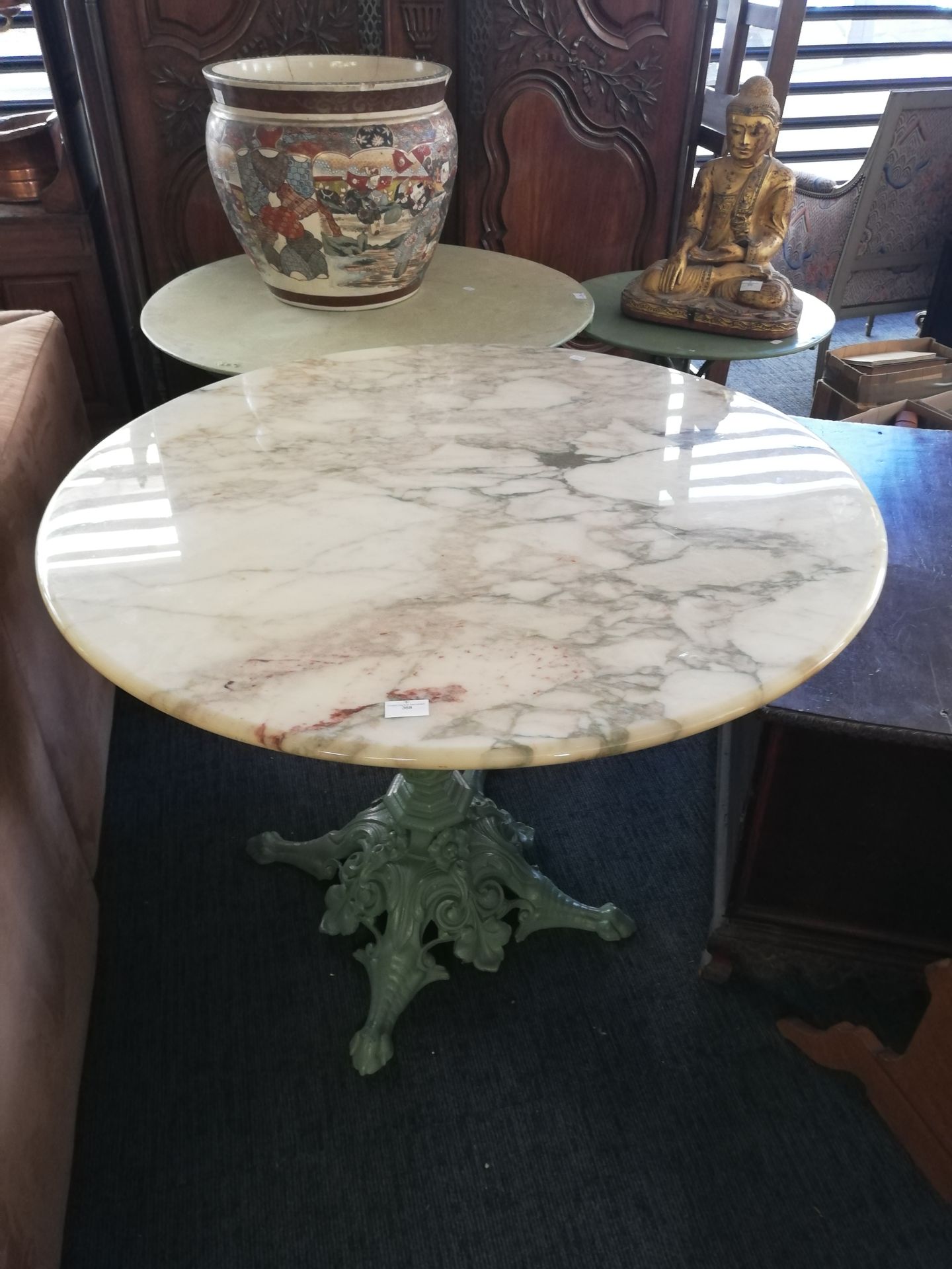 Null 圆桌，绿色漆面铁架，大理石桌面。高度：78厘米 直径：99厘米