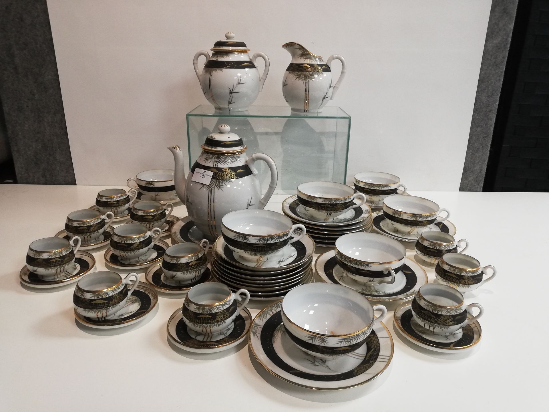 Null 萨摩瓷茶具和咖啡具，包括一个茶壶，牛奶壶，糖碗，七个茶杯及其茶托，九个咖啡杯及其茶托，十个蛋糕盘，一个大盘子，两个咖啡杯和两个茶托