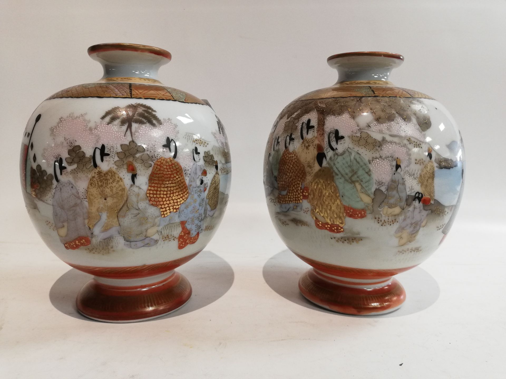 Null SATSUMA : Nice pair of polychrome porcelain ball vases decorated with chara&hellip;