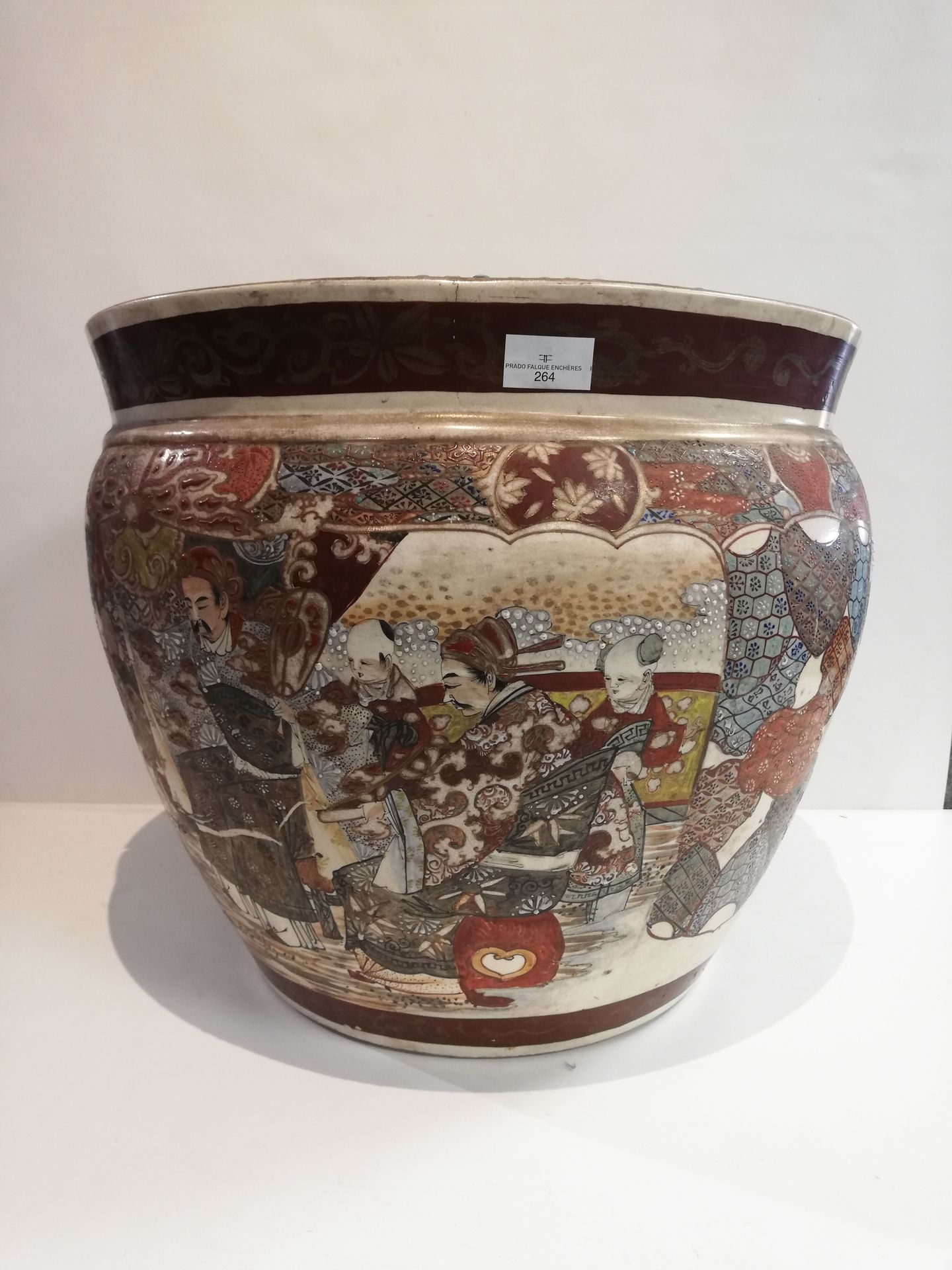 Null Important Satsuma earthenware pot with Palace scenes, many cracks, Ht 39cm,&hellip;
