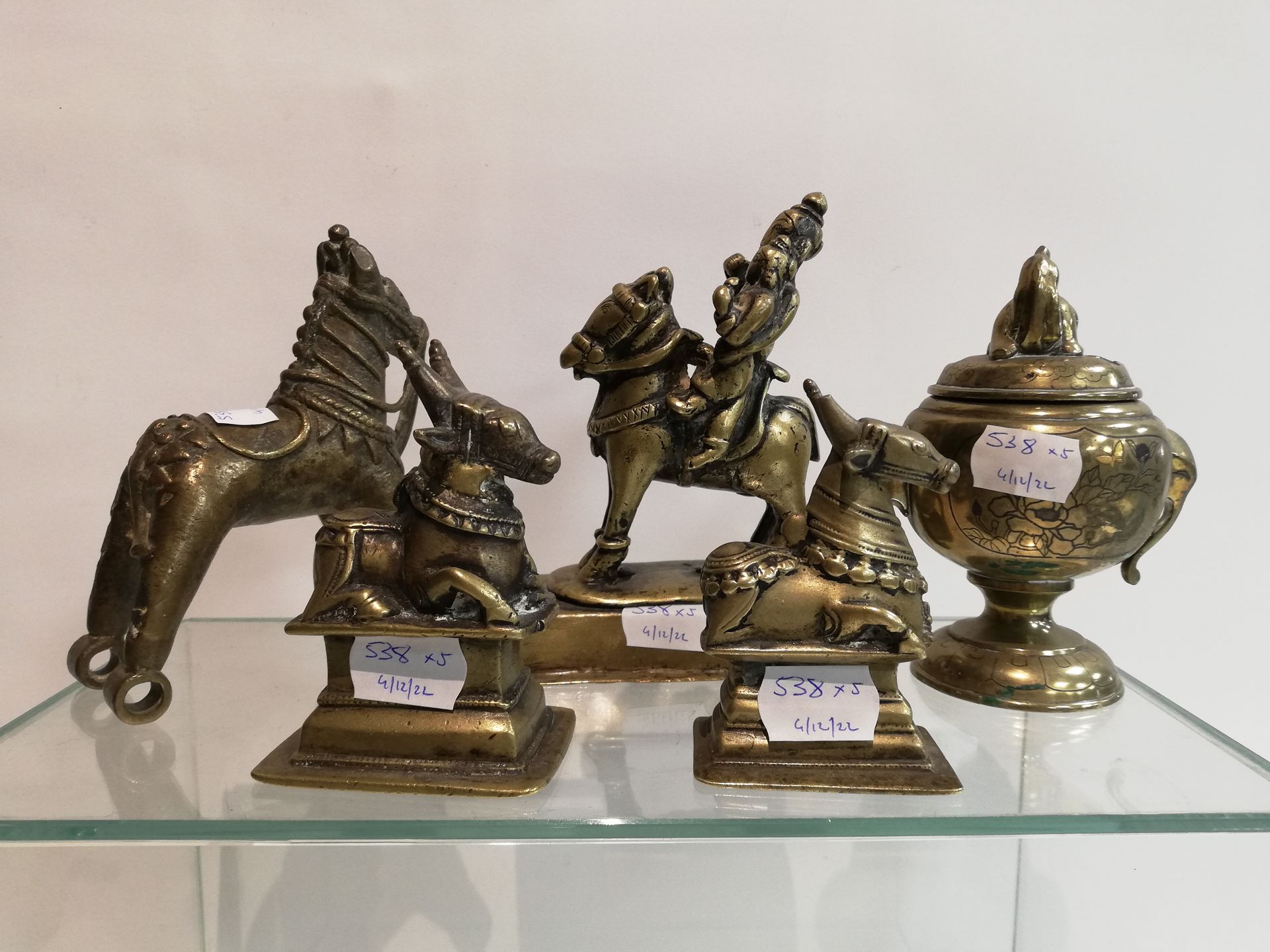 Null Lot von Bronze-Objekte, Indien und Fernost bestehend aus zwei heiligen Kühe&hellip;