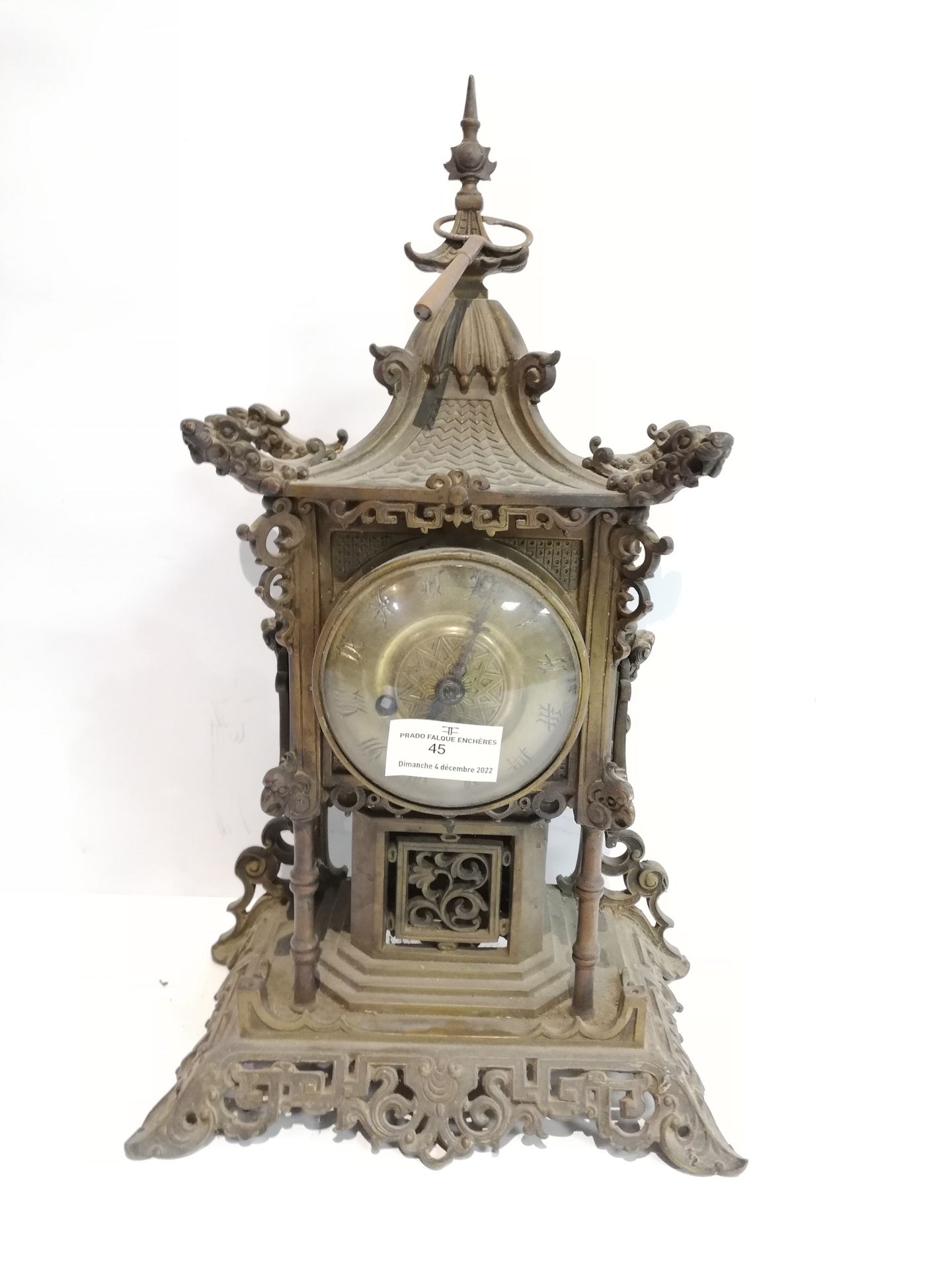 Null 青铜壁炉（铜锈磨损），中国模型，时钟是一个宝塔的形状，装饰着龙和佛狗，黄铜表盘上有中国风格的人物：39x23x14厘米，伴随着两个烛台的模型，高29厘&hellip;
