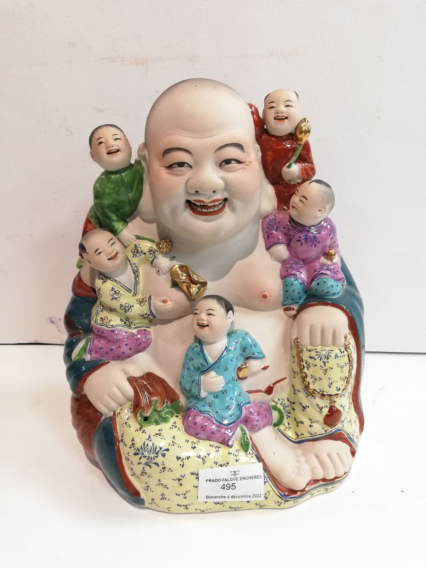 Null Buddha ridente in porcellana smaltata. Porta un timbro e un marchio. Condiz&hellip;