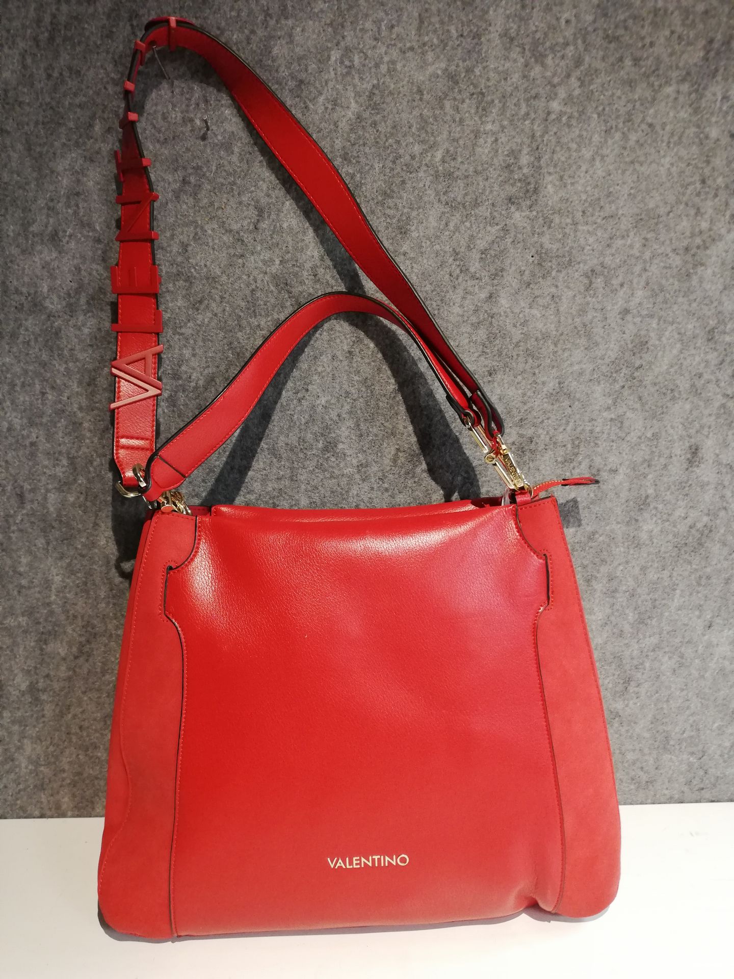 Null VALENTINO, sac à main porté épaule en cuir rouge. 29x37cm. Etat proche du n&hellip;