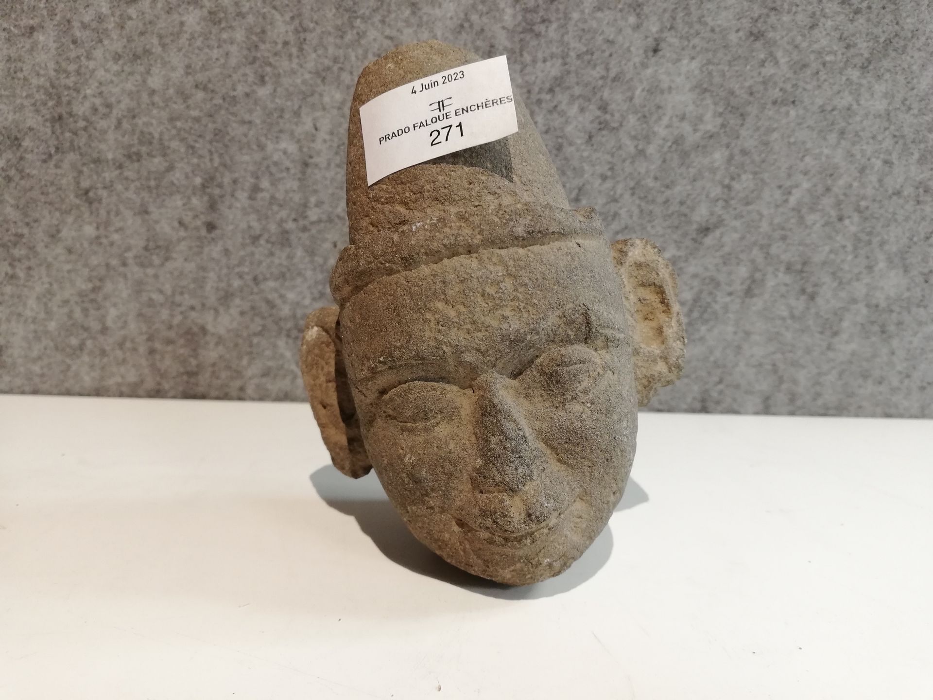 Null Petite tête de bouddha en pierre sculptée, travail ancien Ht 14cm