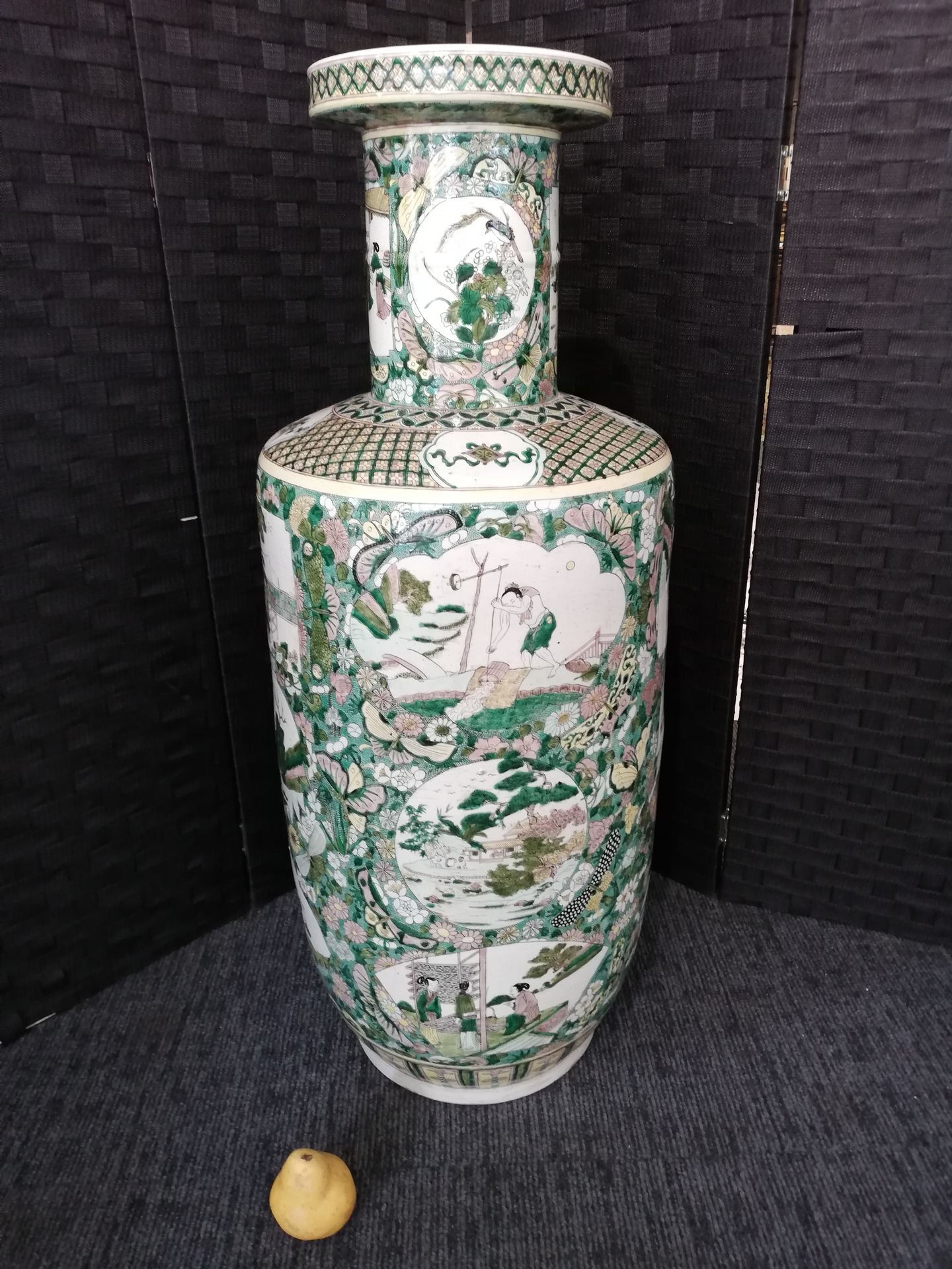 Null 中国，一个大的绿色家族多色瓷器柱形花瓶，在花的背景上装饰有农民场景的奖章。状况非常好。高度：92厘米