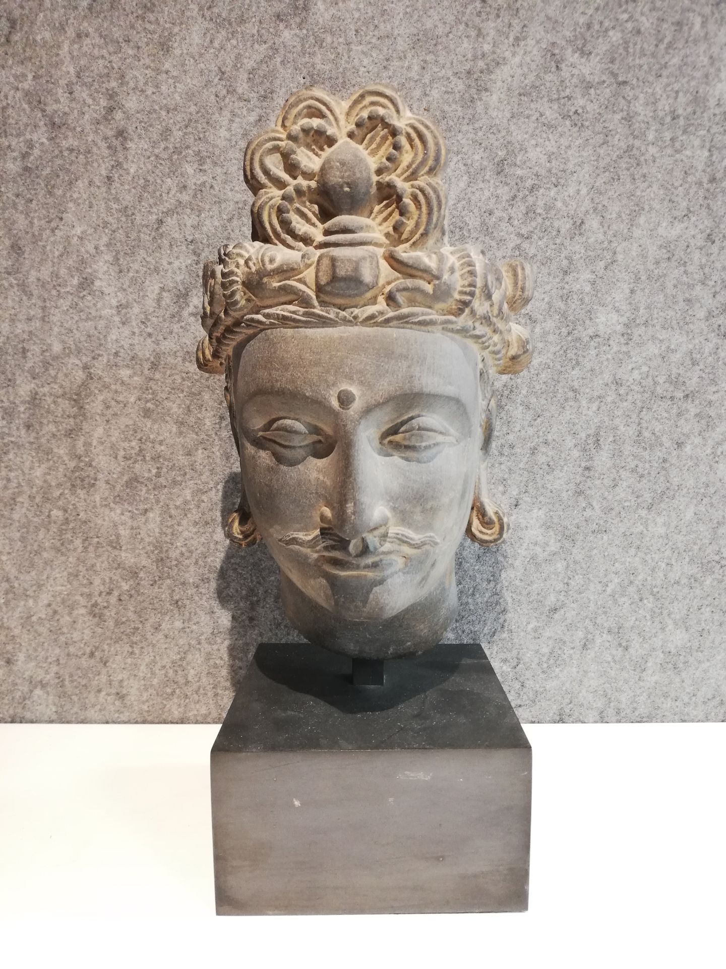 Null Head of Buddha of Gandhara in carved stone, old work Ht 25cm soclé