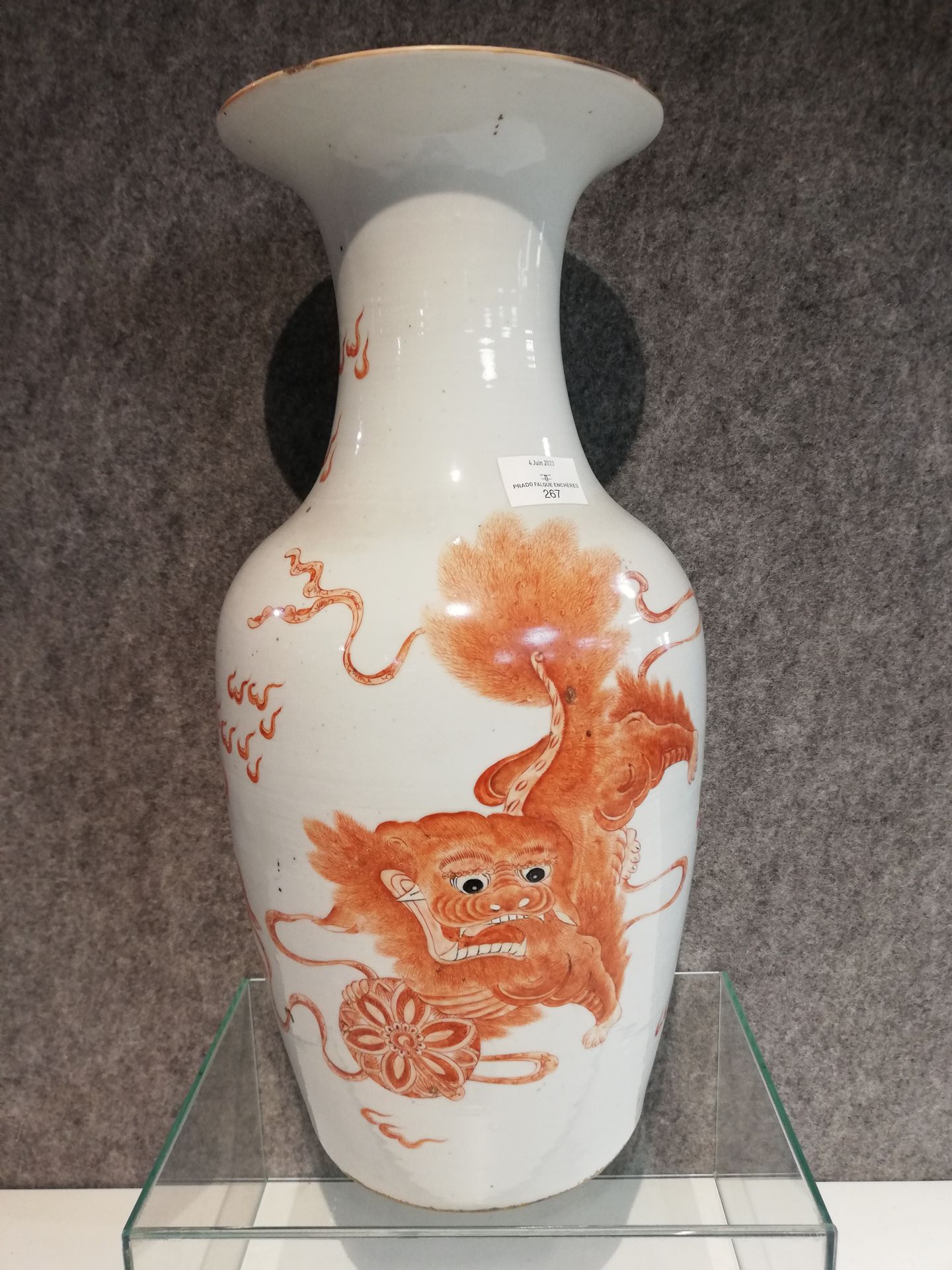Null China, balusterförmige Vase aus Porzellan mit polychromem Dekor von Fô-Hund&hellip;