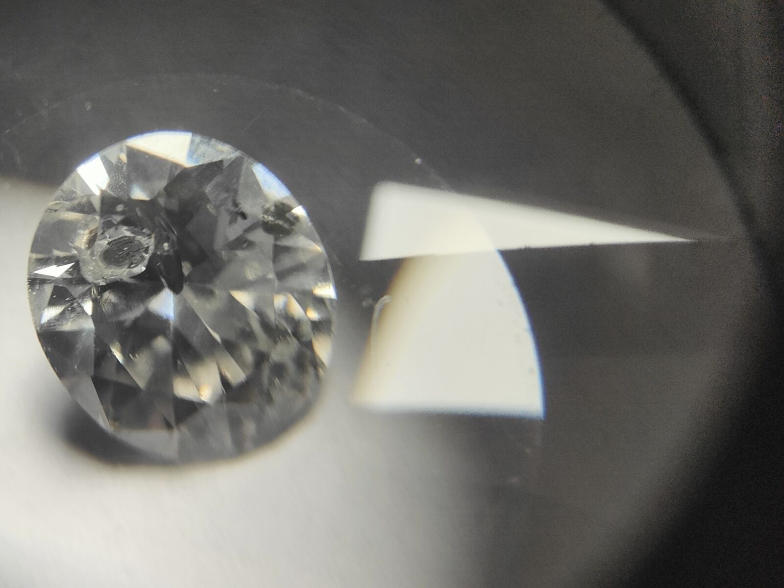 Null Ein Diamant auf Papier im modernen Schliff, der ca. 0,80cts kalibriert. Ste&hellip;