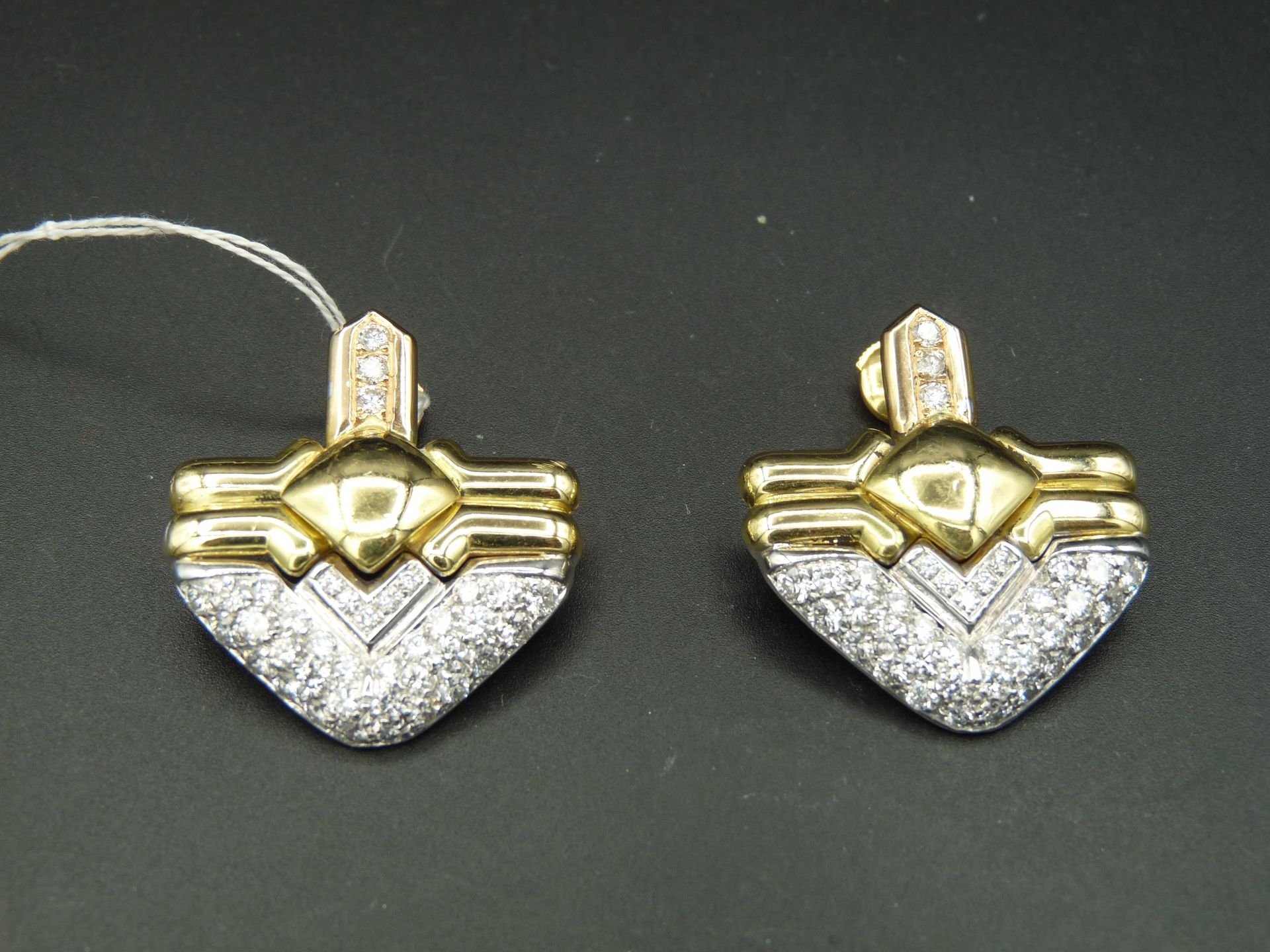 Null Paire de pendants d'oreilles en or 18K (750/oo) de 3 tons, à décors géométr&hellip;