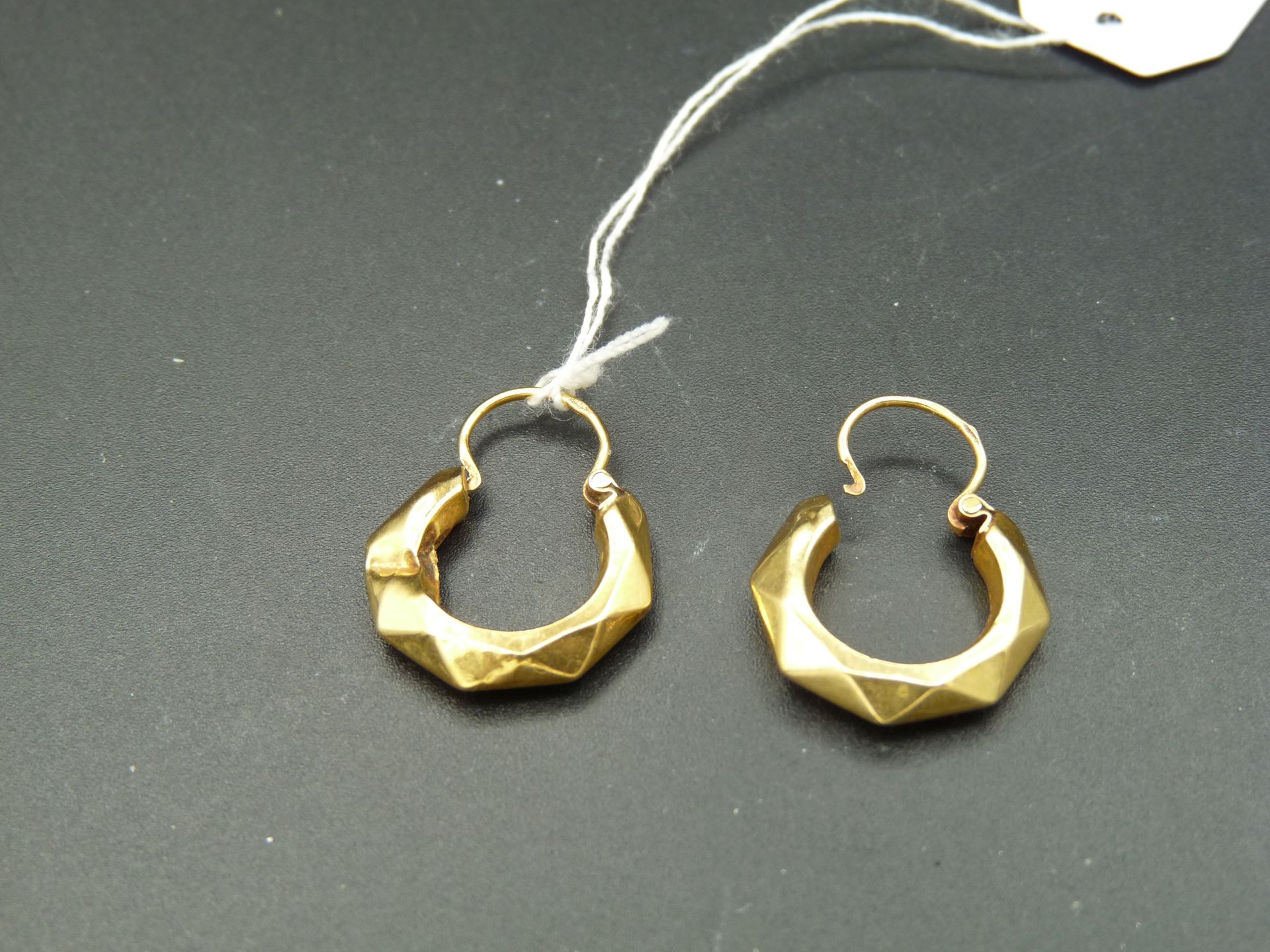 Null Pair of faceted hollow creoles in 18K (750/oo) yellow gold. One is dented a&hellip;