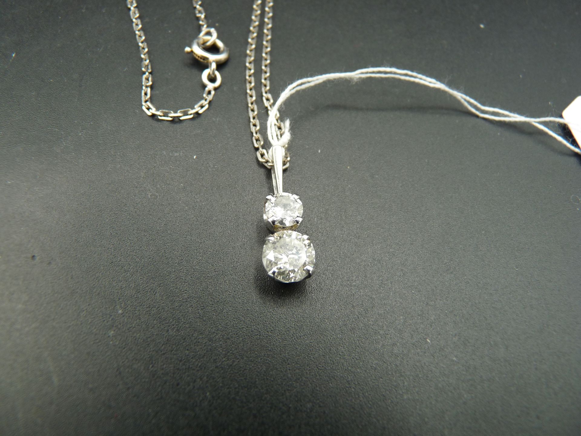 Null Pendentif en or gris 18K (750/oo) orné d'un diamant taille brillant calibra&hellip;
