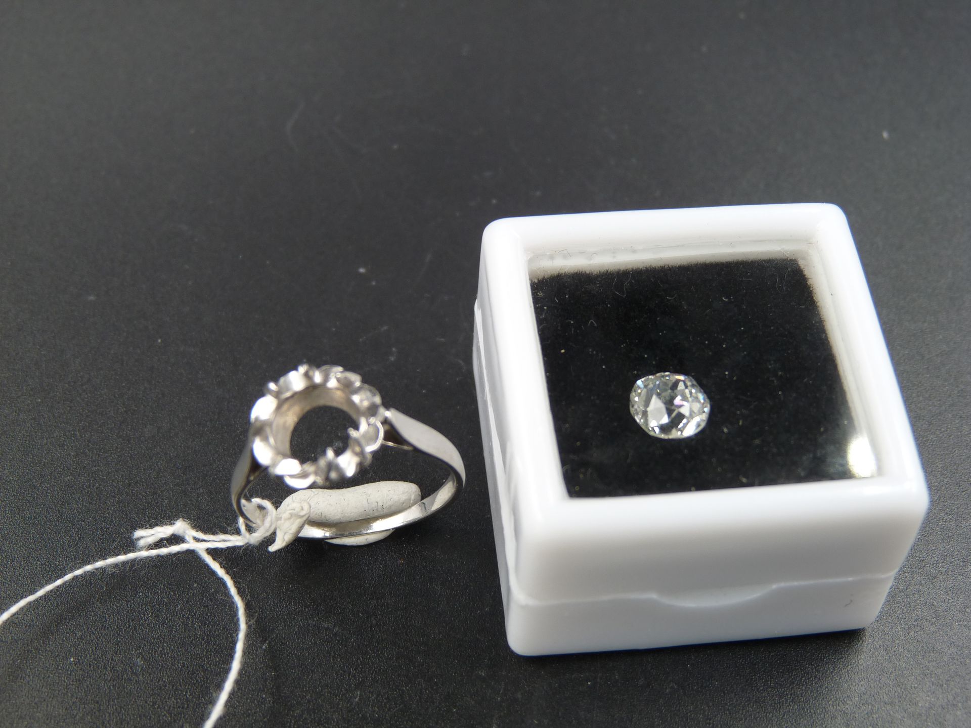Null Anello solitario in platino (850/oo) centrato da un diamante taglio vecchio&hellip;