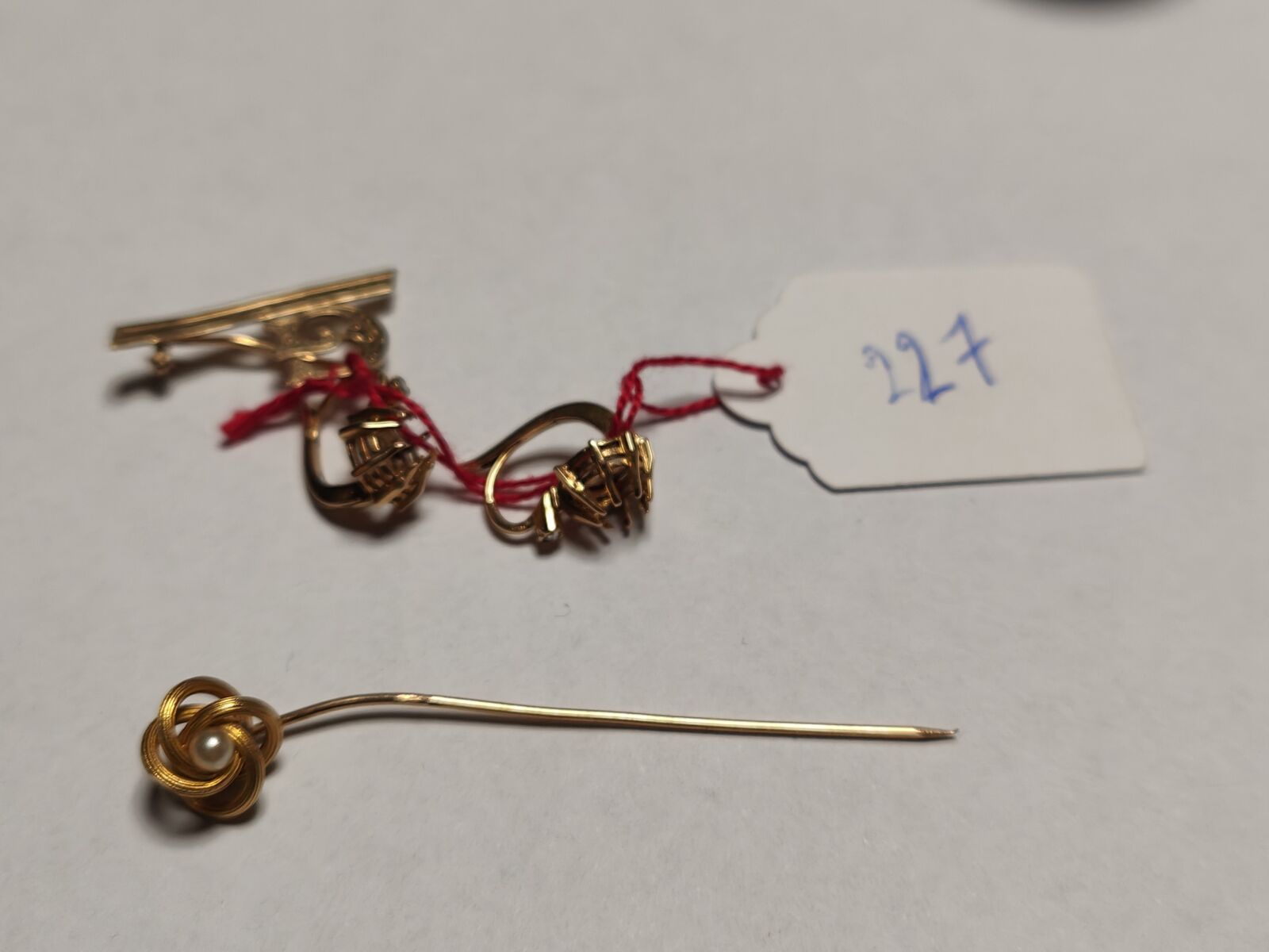 Null 小件黄金藏品，包括一对黄金枕座（2.43 克）、一枚饰有字母 G 的黄金小胸针（千分之 750）（1.27 克）和一枚饰有一颗小珍珠的黄金别针（千分之&hellip;