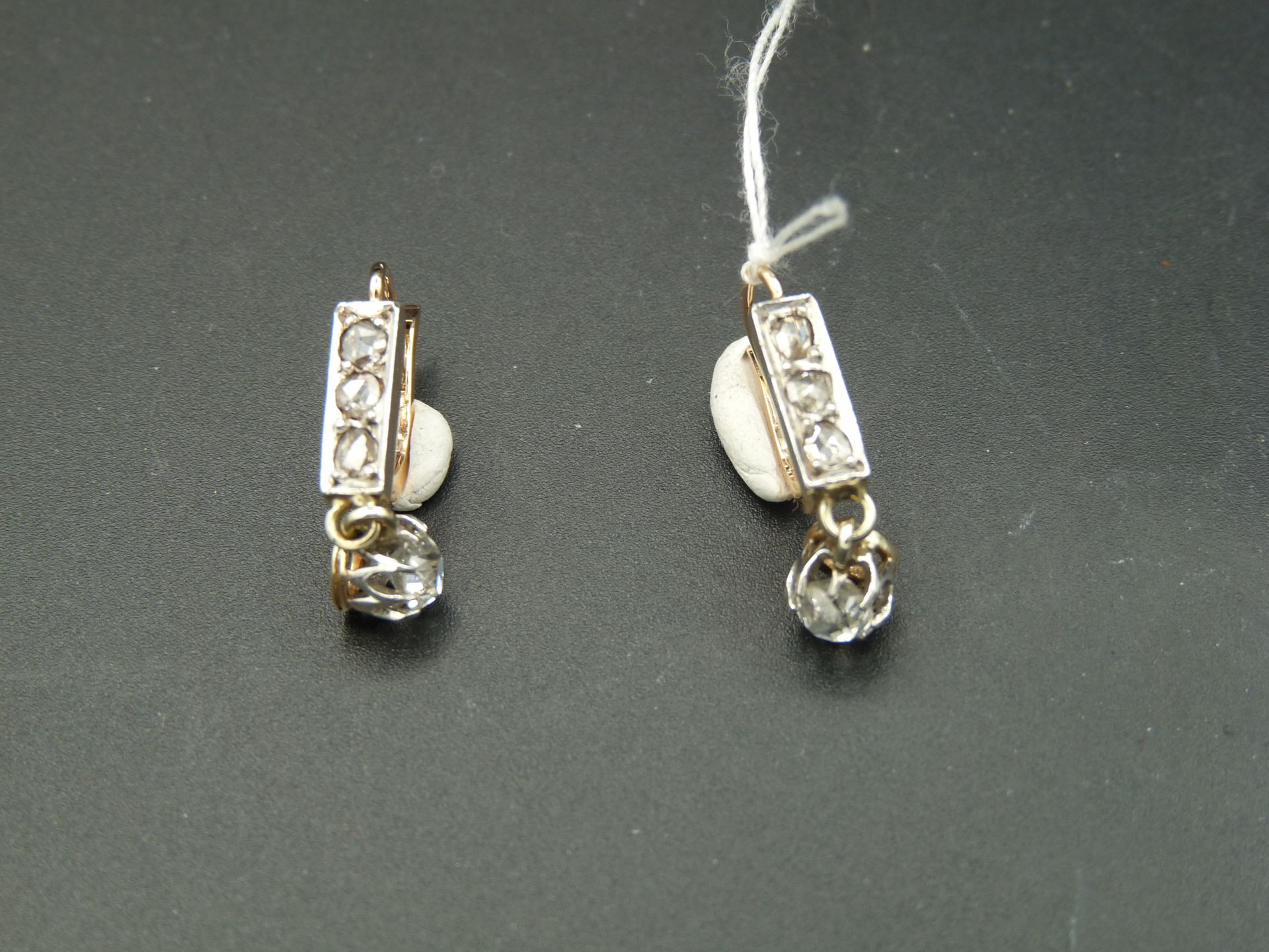 Null Pair of earrings in 18K (750/oo) 2-tone gold, each composed of a sleeper cl&hellip;