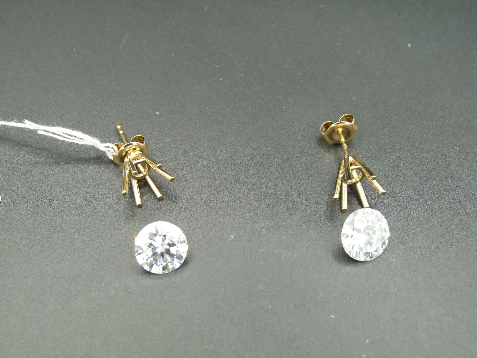 Null 一对 18K (750/oo) 黄金耳钉，各镶嵌一颗明亮式切割钻石：一颗重 2.38 克拉，G 色，VS2 净度，无荧光；另一颗重 2.37 克拉，G&hellip;