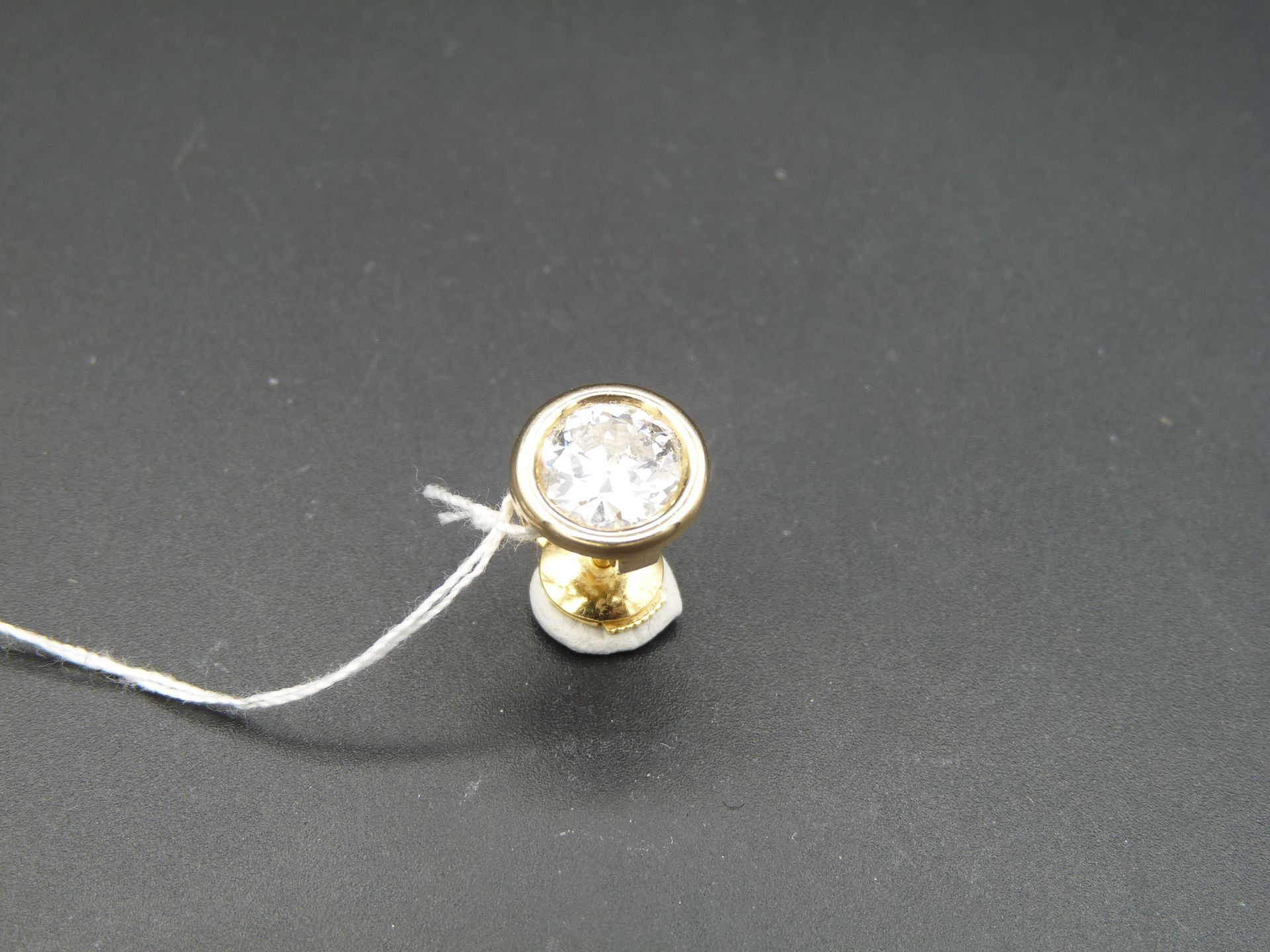 Null 一枚 18K （750/oo）黄金耳钉，镶嵌一颗半切割钻石，重约 1.60 克拉（纯度推定为 P1）。毛重：2.4 克。