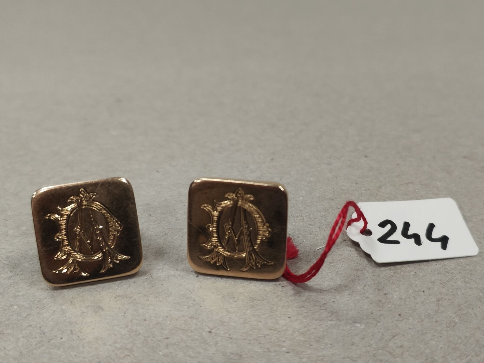Null Pair of collar buttons (horsehead hallmark) in pink gold 750°/°°. Monogramm&hellip;